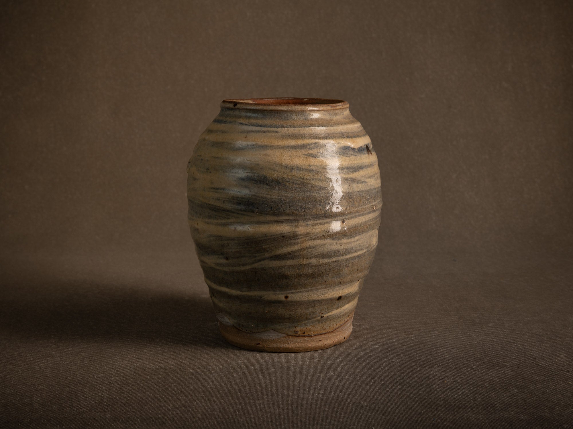 Vase Hakeme en grès de Dauphine Scalbert, France (vers 1995)..Stoneware hakeme vase by Dauphine Scalbert in Burgundy, France (circa 1995)