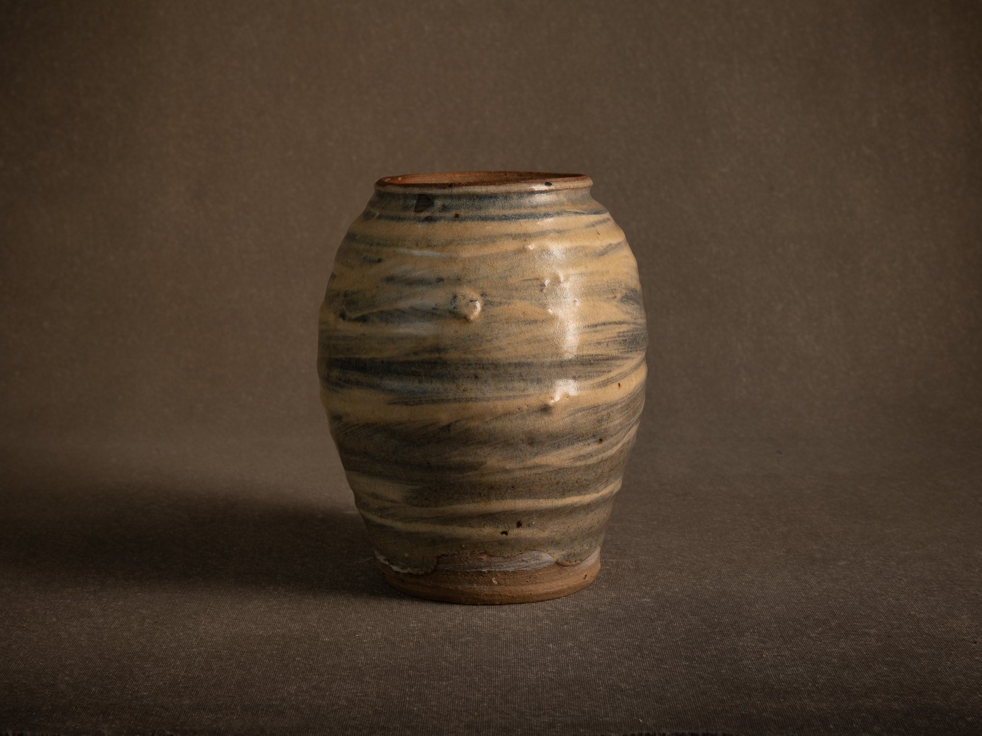 Vase Hakeme en grès de Dauphine Scalbert, France (vers 1995)..Stoneware hakeme vase by Dauphine Scalbert in Burgundy, France (circa 1995)