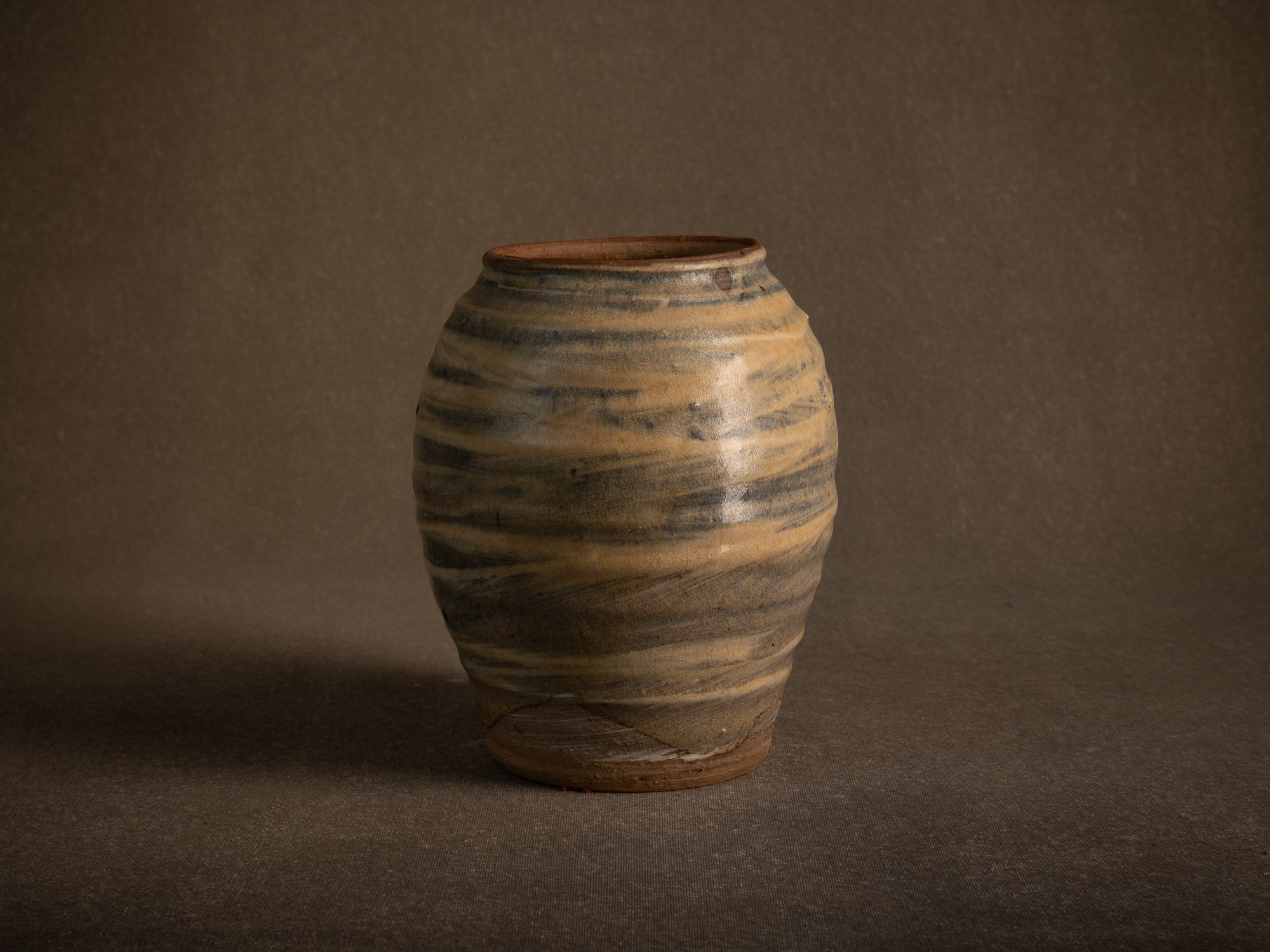 Vase Hakeme en grès de Dauphine Scalbert, France (vers 1995)..Stoneware hakeme vase by Dauphine Scalbert in Burgundy, France (circa 1995)