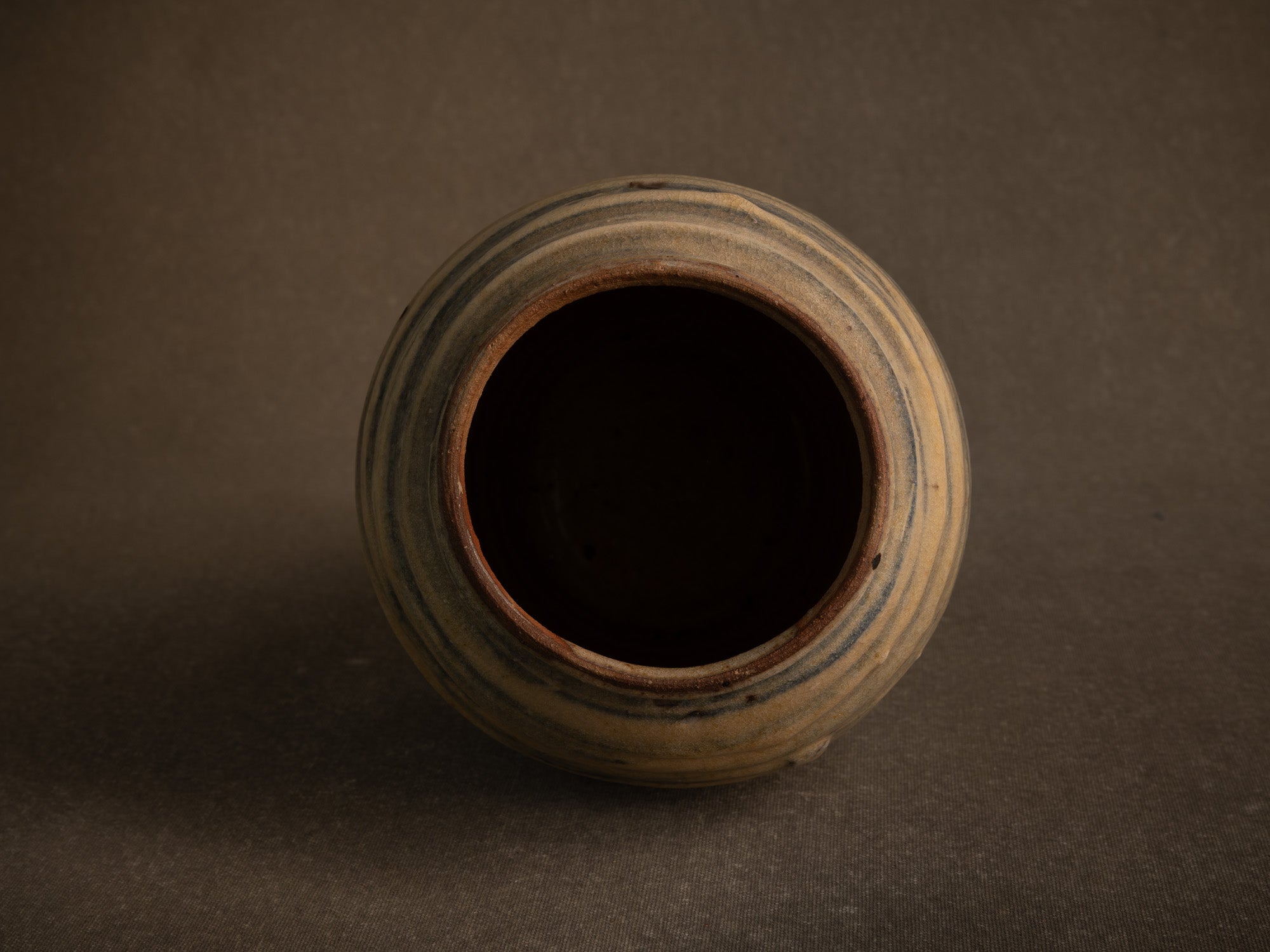 Vase Hakeme en grès de Dauphine Scalbert, France (vers 1995)..Stoneware hakeme vase by Dauphine Scalbert in Burgundy, France (circa 1995)
