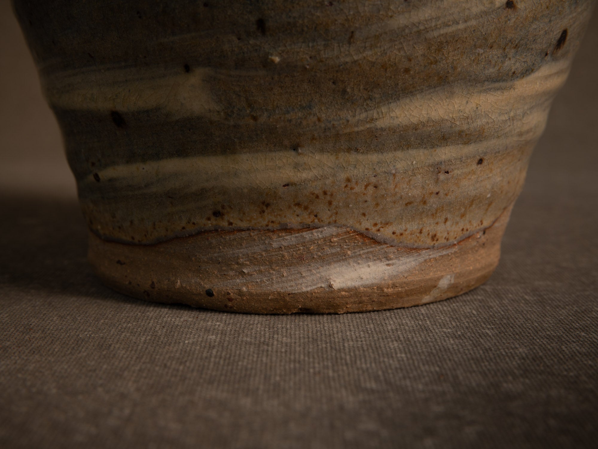 Vase Hakeme en grès de Dauphine Scalbert, France (vers 1995)..Stoneware hakeme vase by Dauphine Scalbert in Burgundy, France (circa 1995)