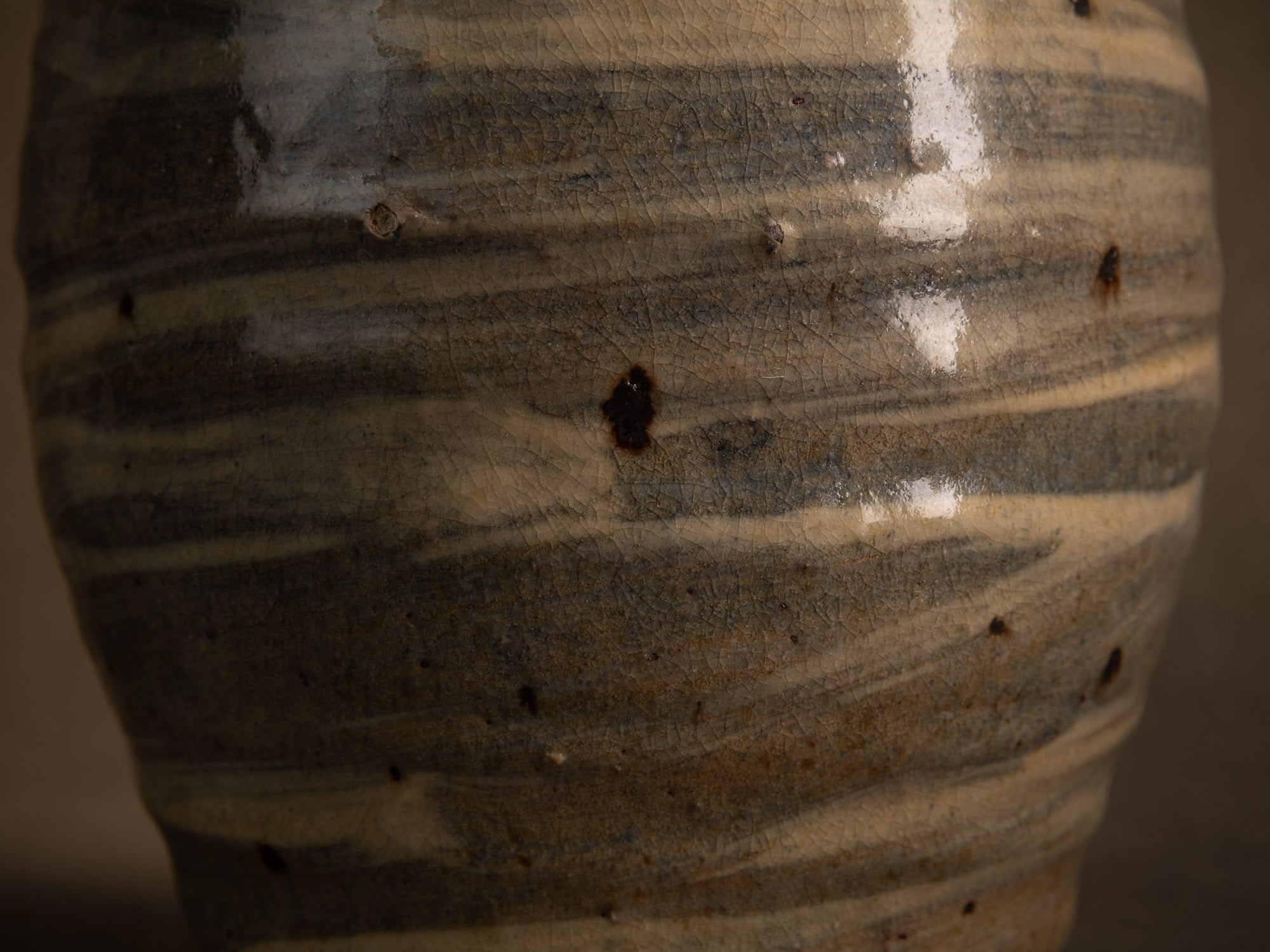 Vase Hakeme en grès de Dauphine Scalbert, France (vers 1995)..Stoneware hakeme vase by Dauphine Scalbert in Burgundy, France (circa 1995)