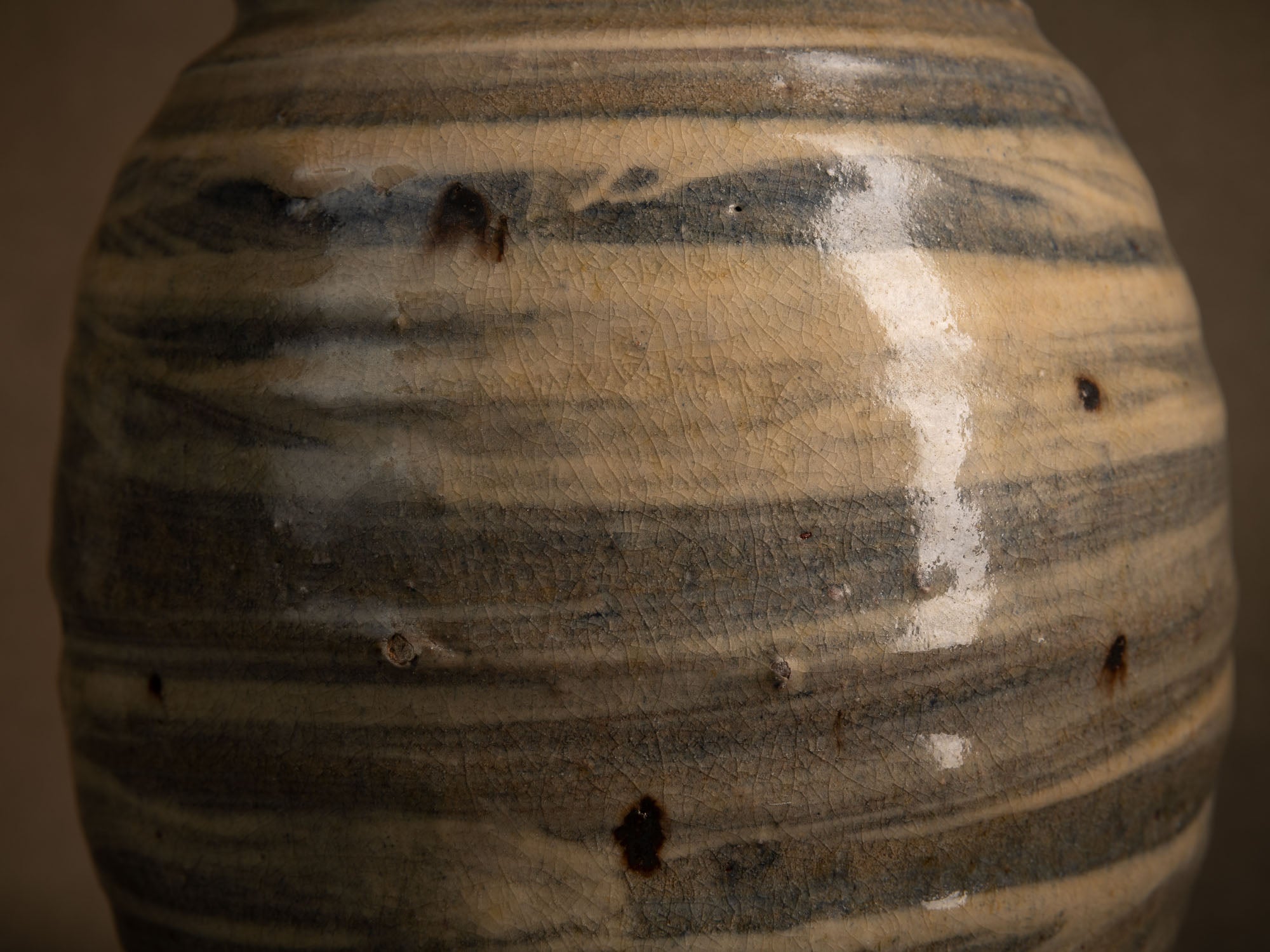 Vase Hakeme en grès de Dauphine Scalbert, France (vers 1995)..Stoneware hakeme vase by Dauphine Scalbert in Burgundy, France (circa 1995)