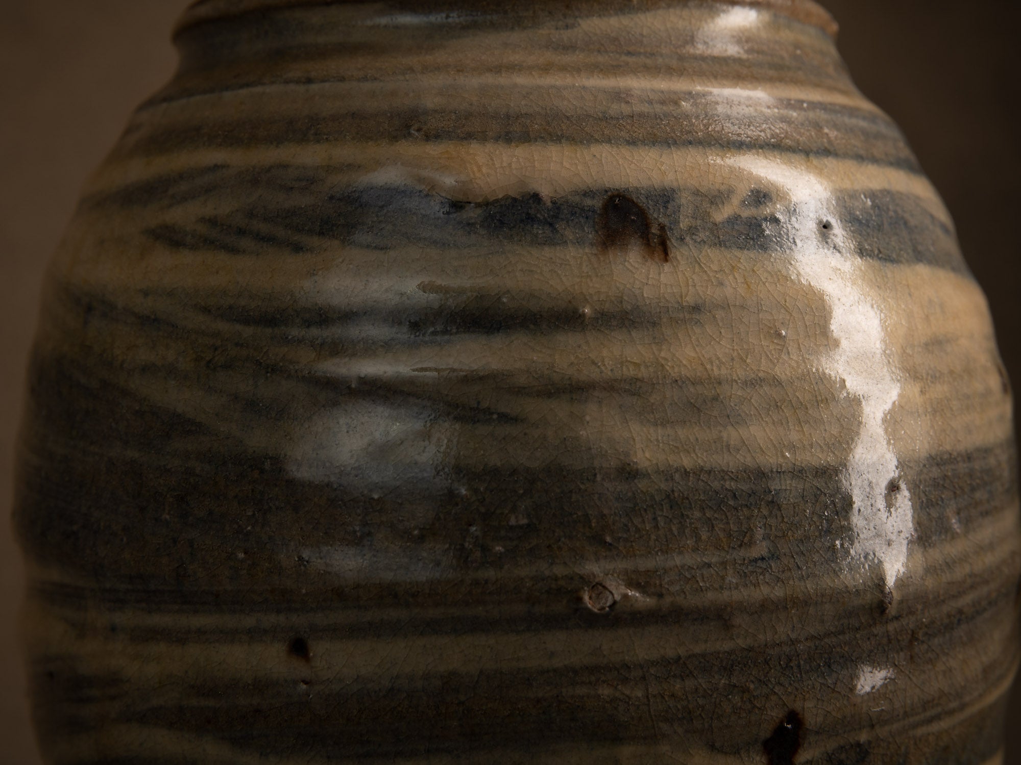 Vase Hakeme en grès de Dauphine Scalbert, France (vers 1995)..Stoneware hakeme vase by Dauphine Scalbert in Burgundy, France (circa 1995)