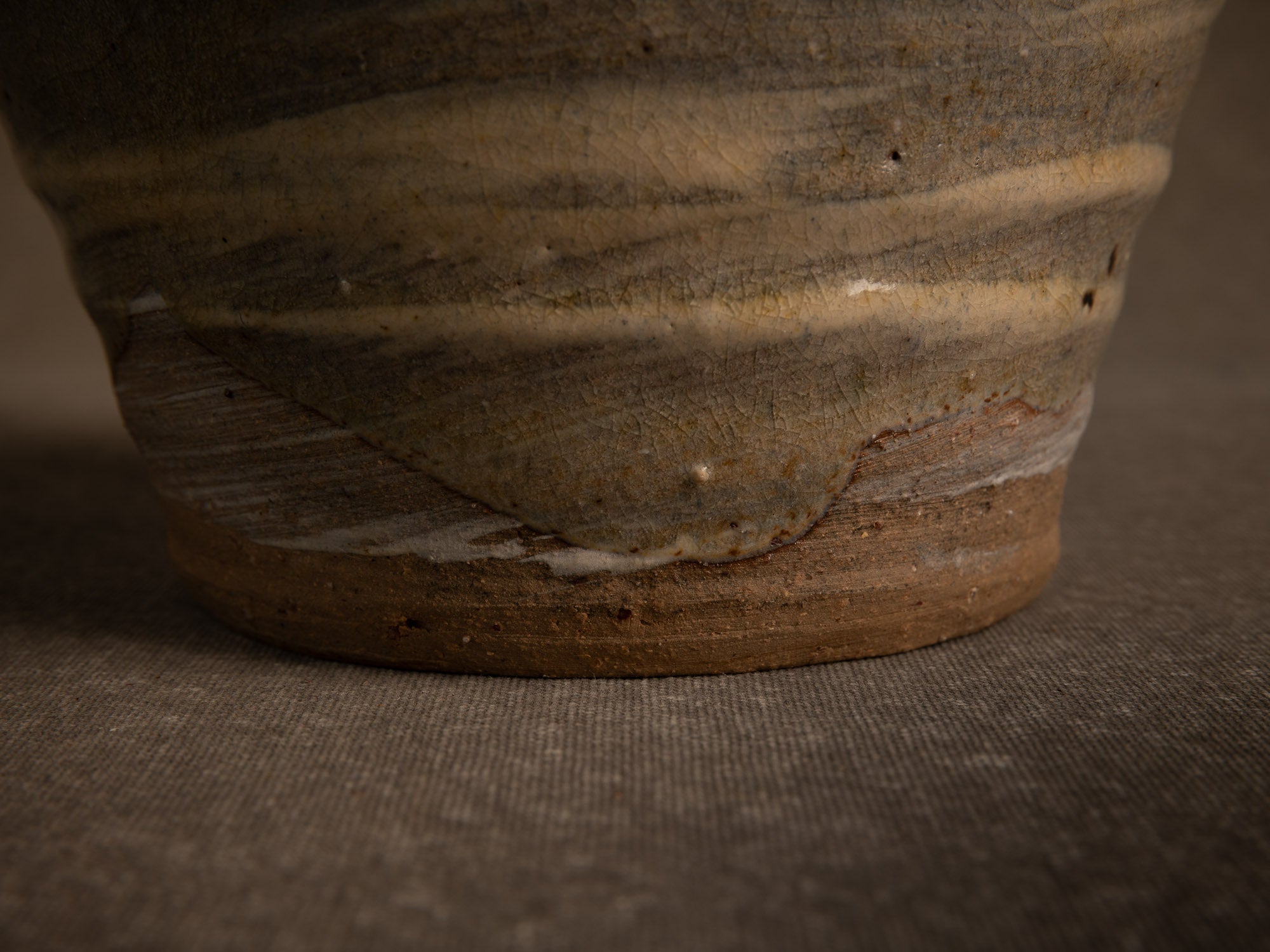Vase Hakeme en grès de Dauphine Scalbert, France (vers 1995)..Stoneware hakeme vase by Dauphine Scalbert in Burgundy, France (circa 1995)