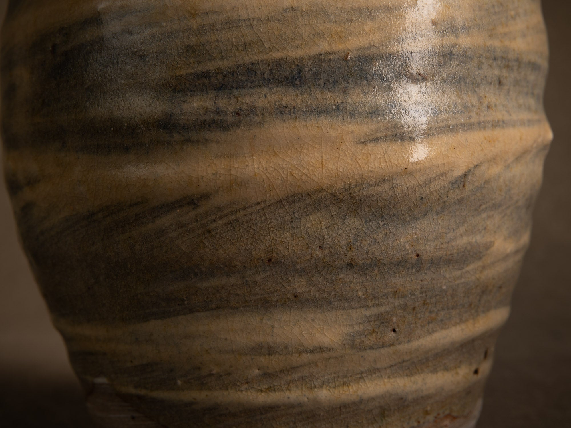 Vase Hakeme en grès de Dauphine Scalbert, France (vers 1995)..Stoneware hakeme vase by Dauphine Scalbert in Burgundy, France (circa 1995)