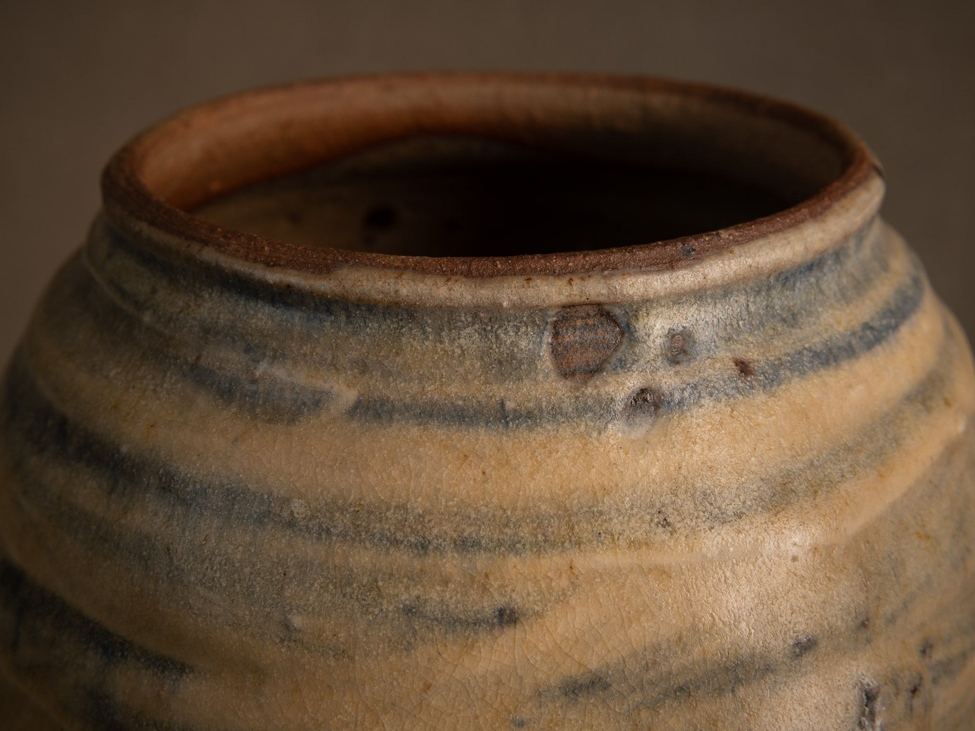 Vase Hakeme en grès de Dauphine Scalbert, France (vers 1995)..Stoneware hakeme vase by Dauphine Scalbert in Burgundy, France (circa 1995)