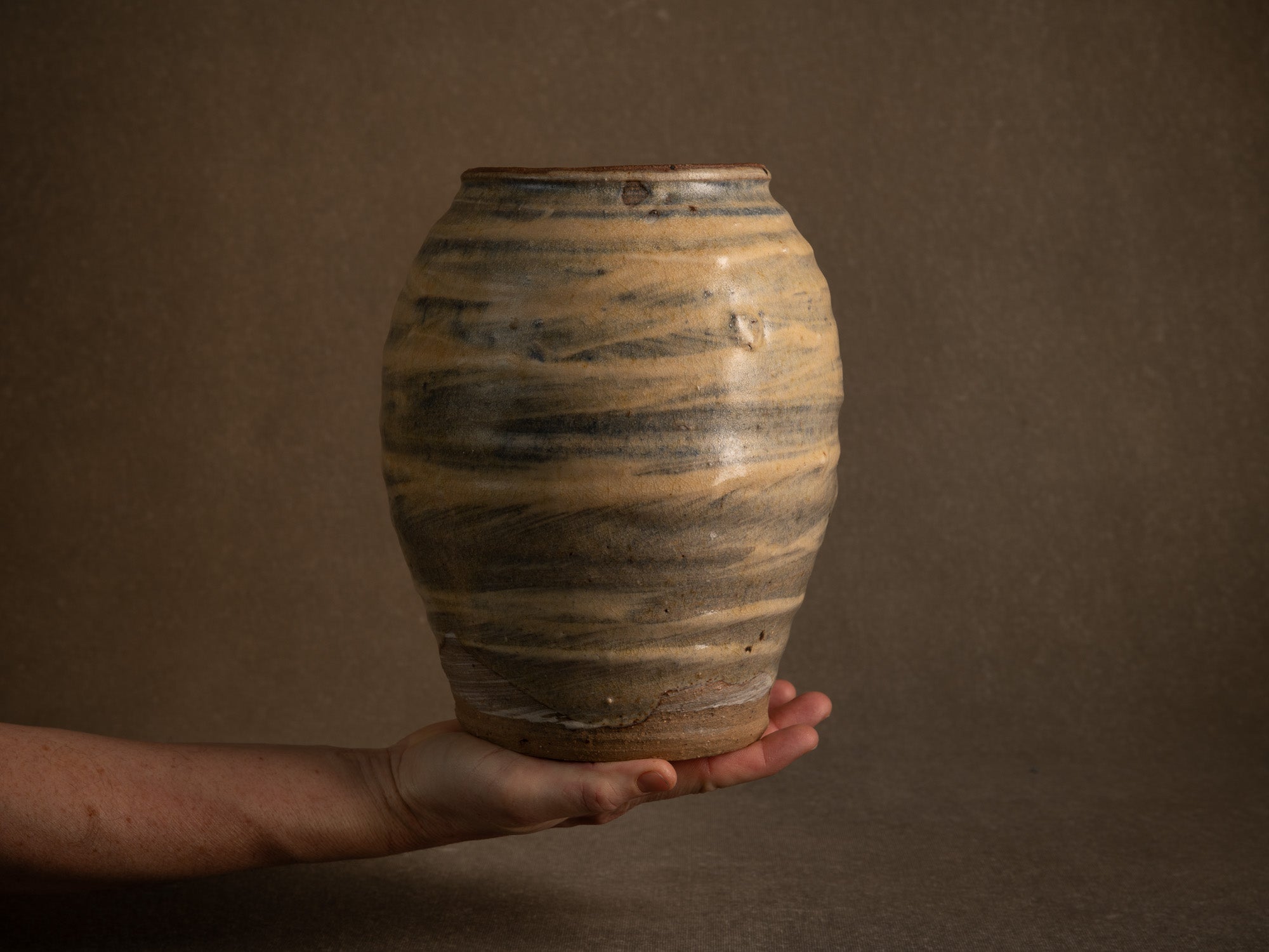 Vase Hakeme en grès de Dauphine Scalbert, France (vers 1995)..Stoneware hakeme vase by Dauphine Scalbert in Burgundy, France (circa 1995)