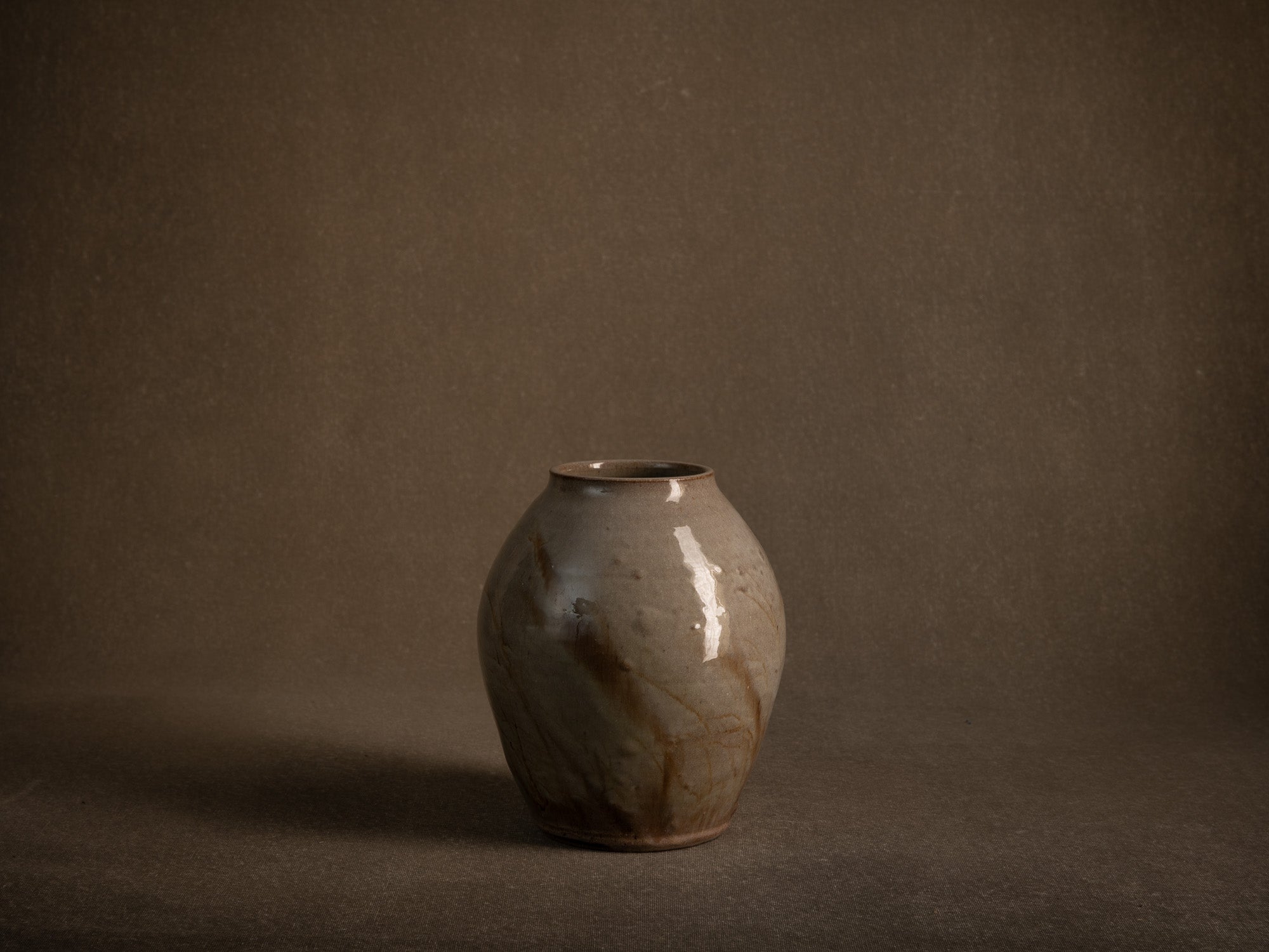 Vase Buncheong en grès à décor de graminées (Vers 1980)..Buncheong style stoneware vase with grass decoration, France (Circa 1980)
