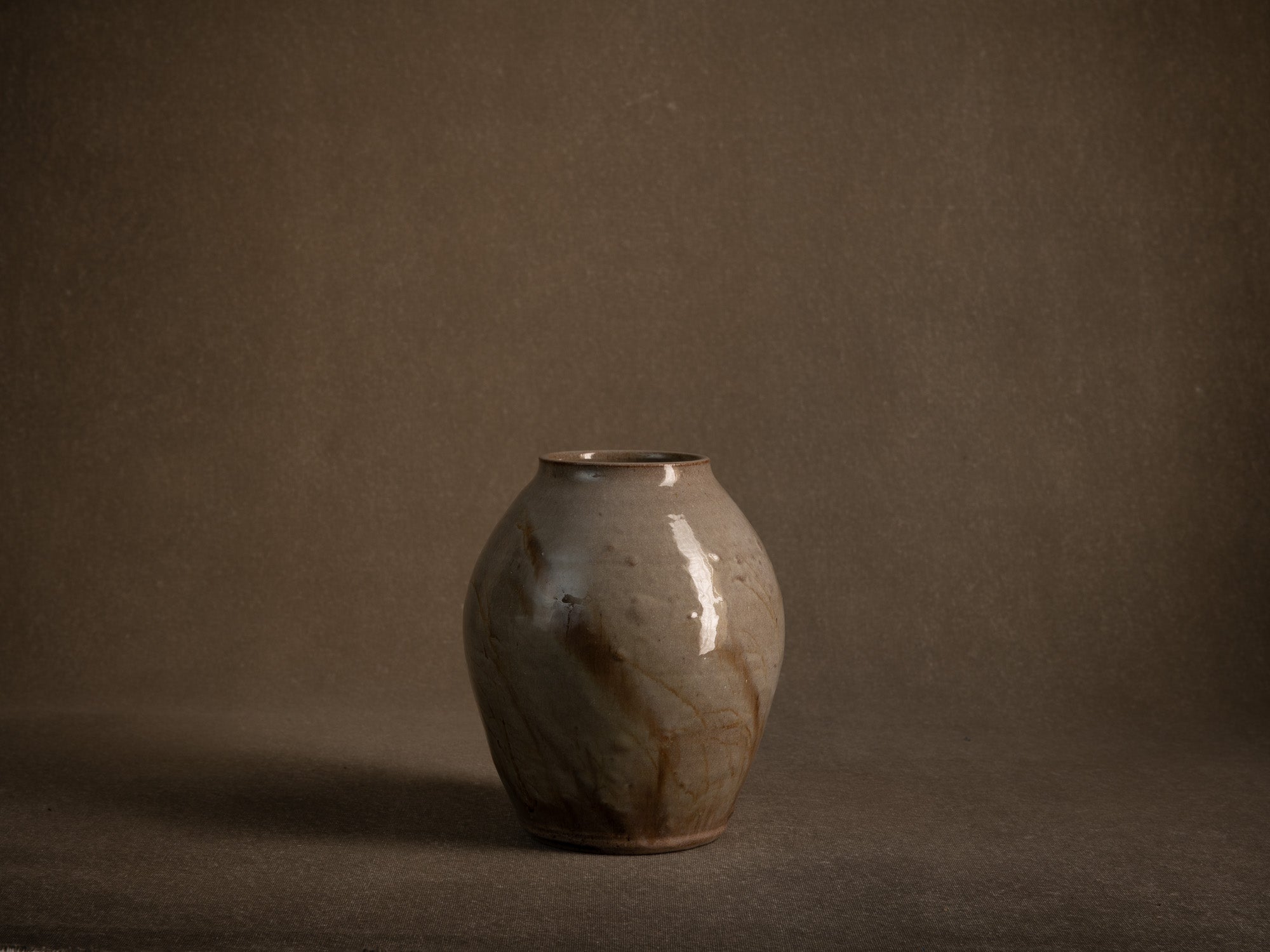 Vase Buncheong en grès à décor de graminées (Vers 1980)..Buncheong style stoneware vase with grass decoration, France (Circa 1980)