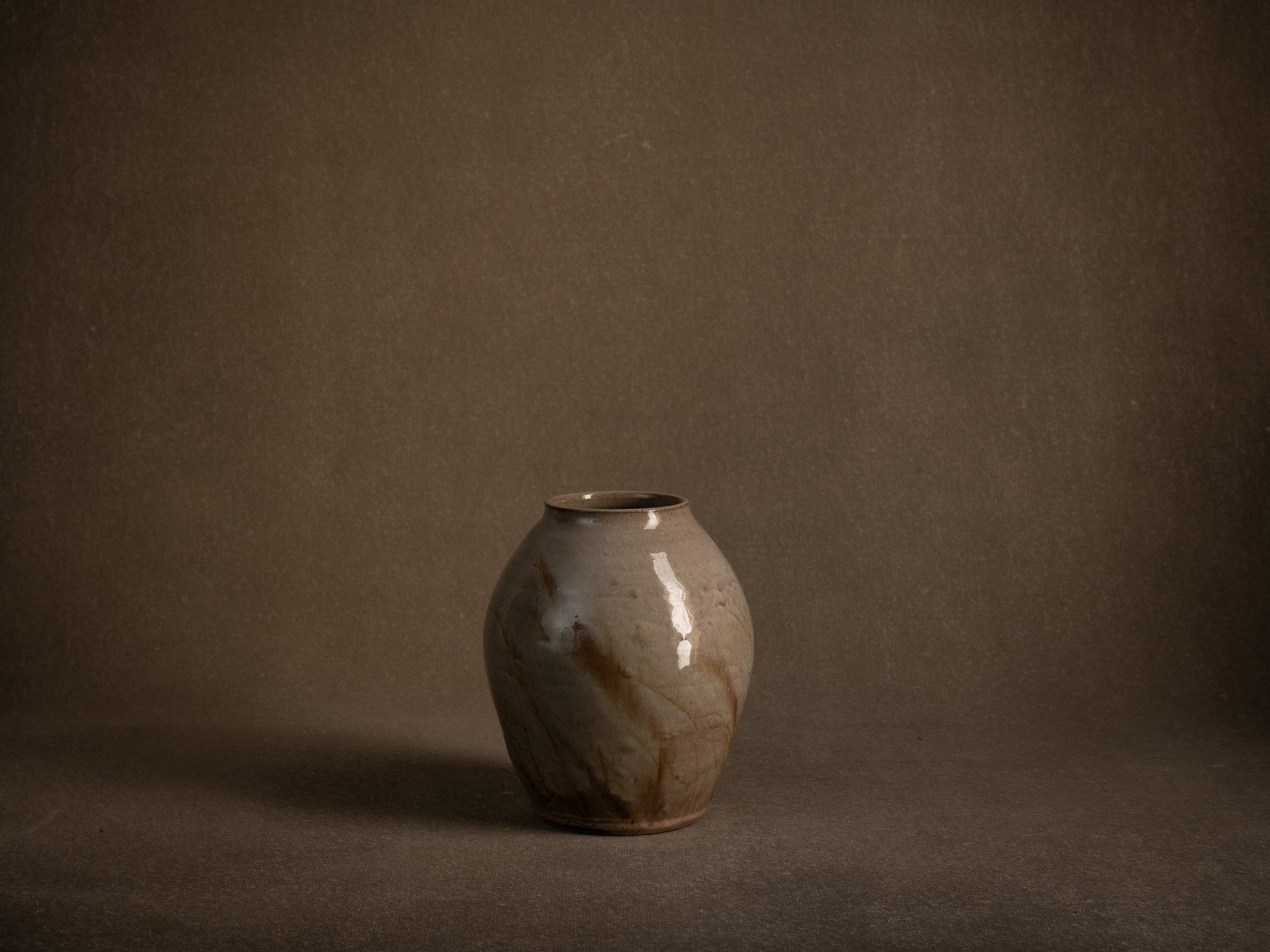 Vase Buncheong en grès à décor de graminées (Vers 1980)..Buncheong style stoneware vase with grass decoration, France (Circa 1980)