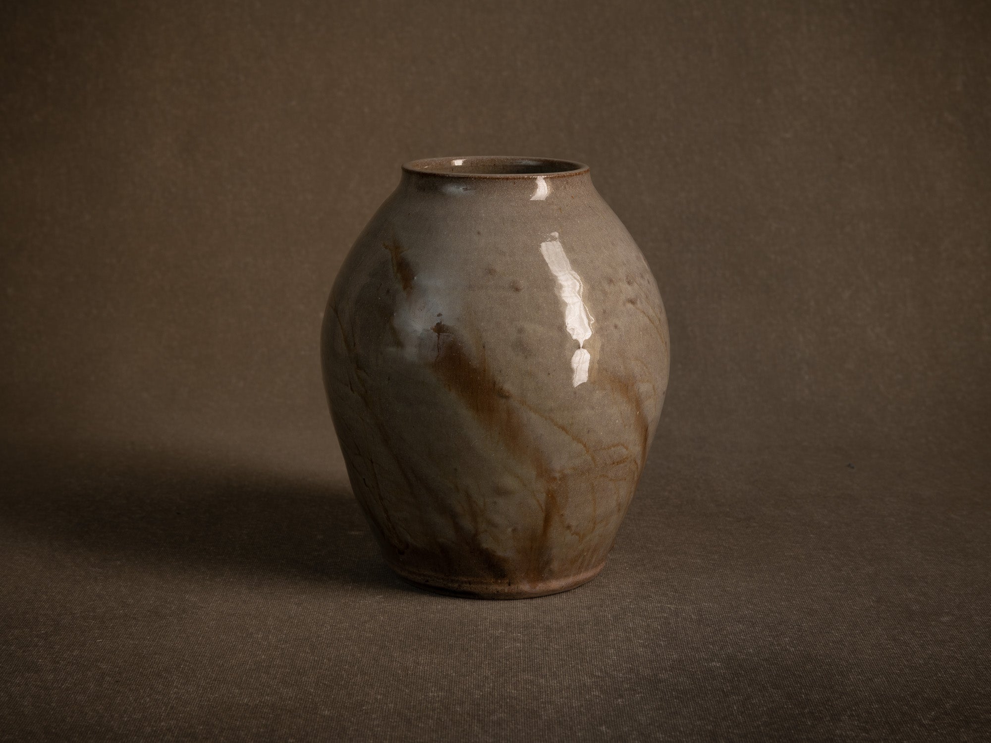 Vase Buncheong en grès à décor de graminées (Vers 1980)..Buncheong style stoneware vase with grass decoration, France (Circa 1980)