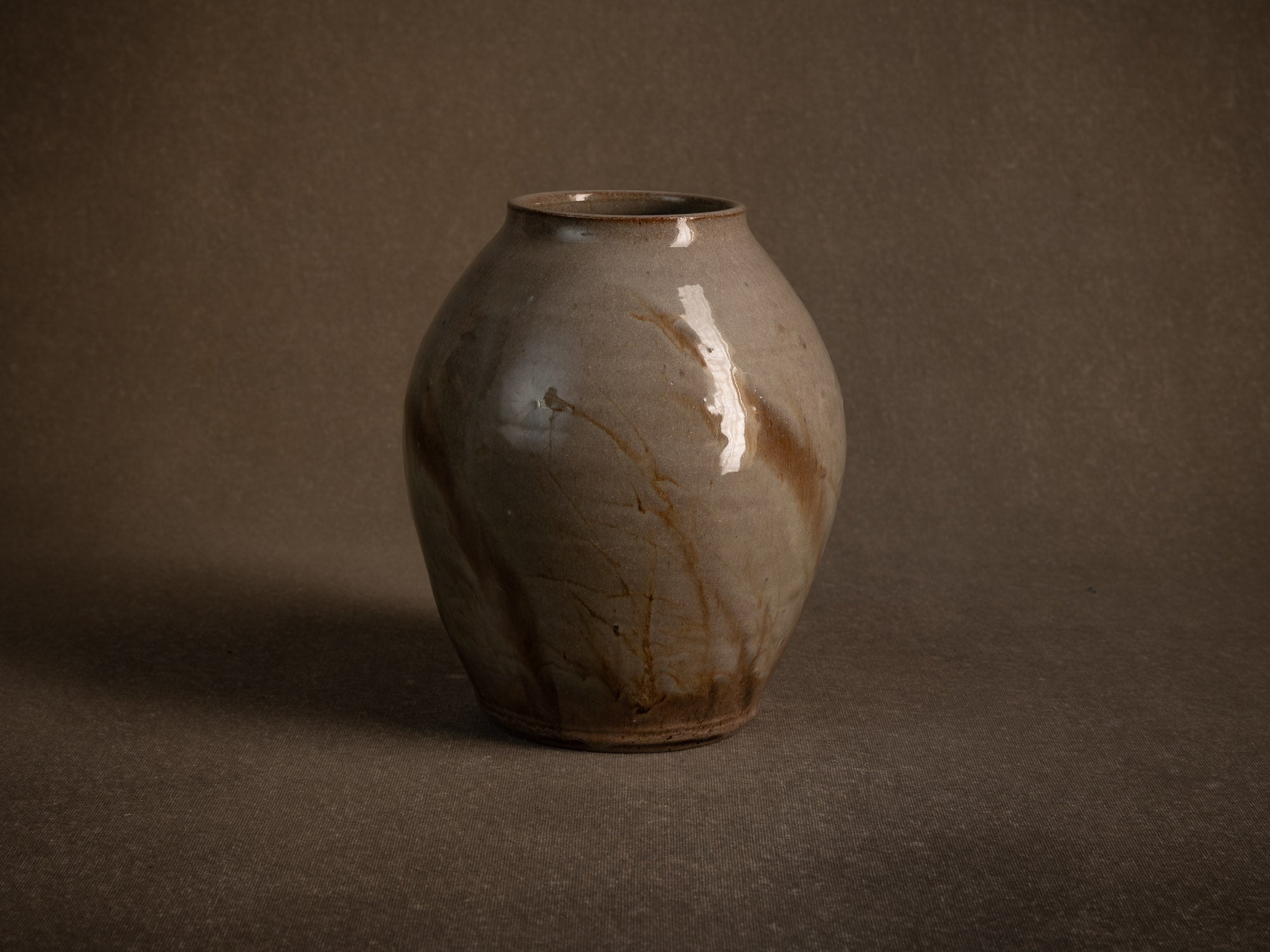 Vase Buncheong en grès à décor de graminées (Vers 1980)..Buncheong style stoneware vase with grass decoration, France (Circa 1980)