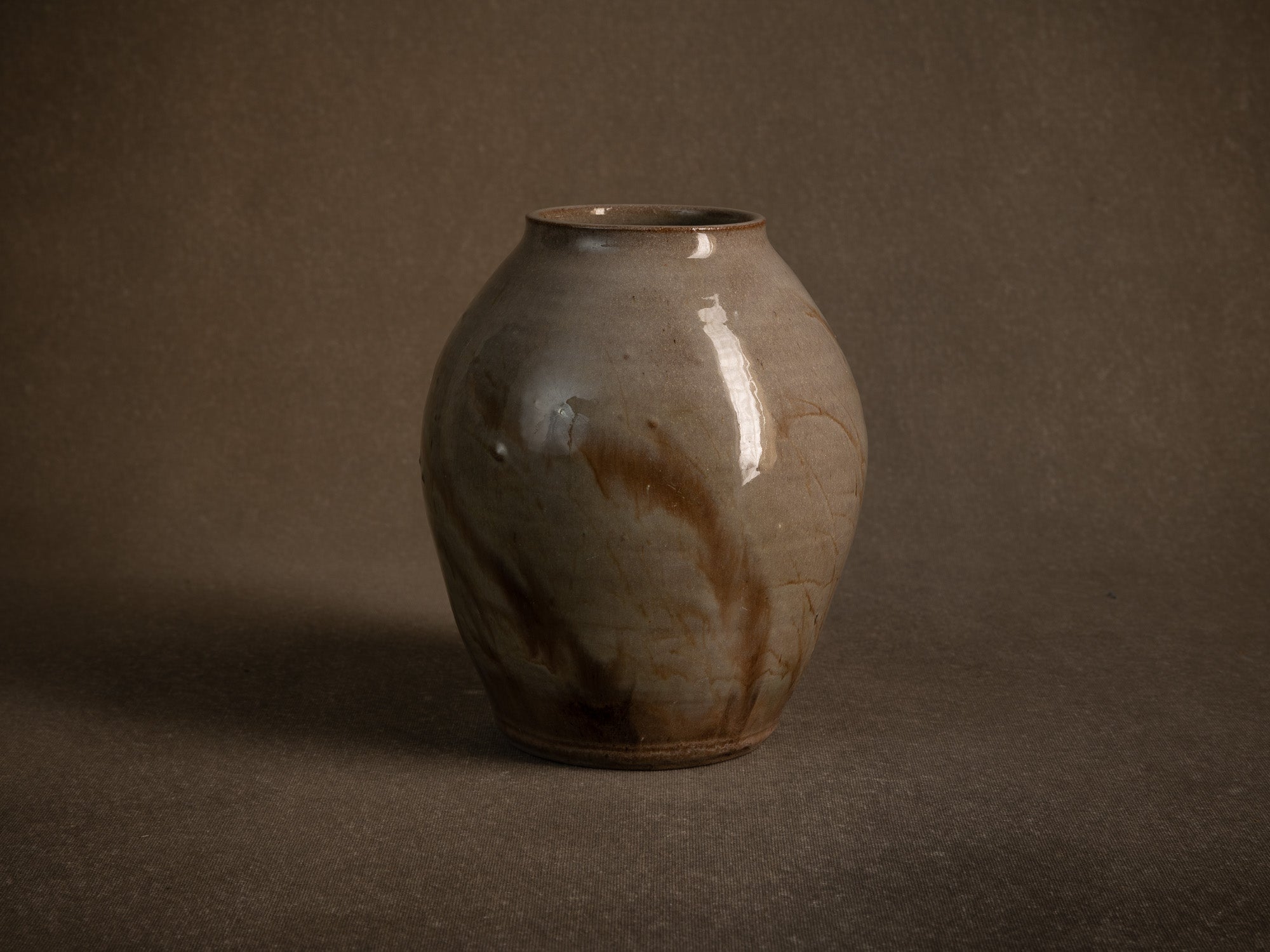 Vase Buncheong en grès à décor de graminées (Vers 1980)..Buncheong style stoneware vase with grass decoration, France (Circa 1980)