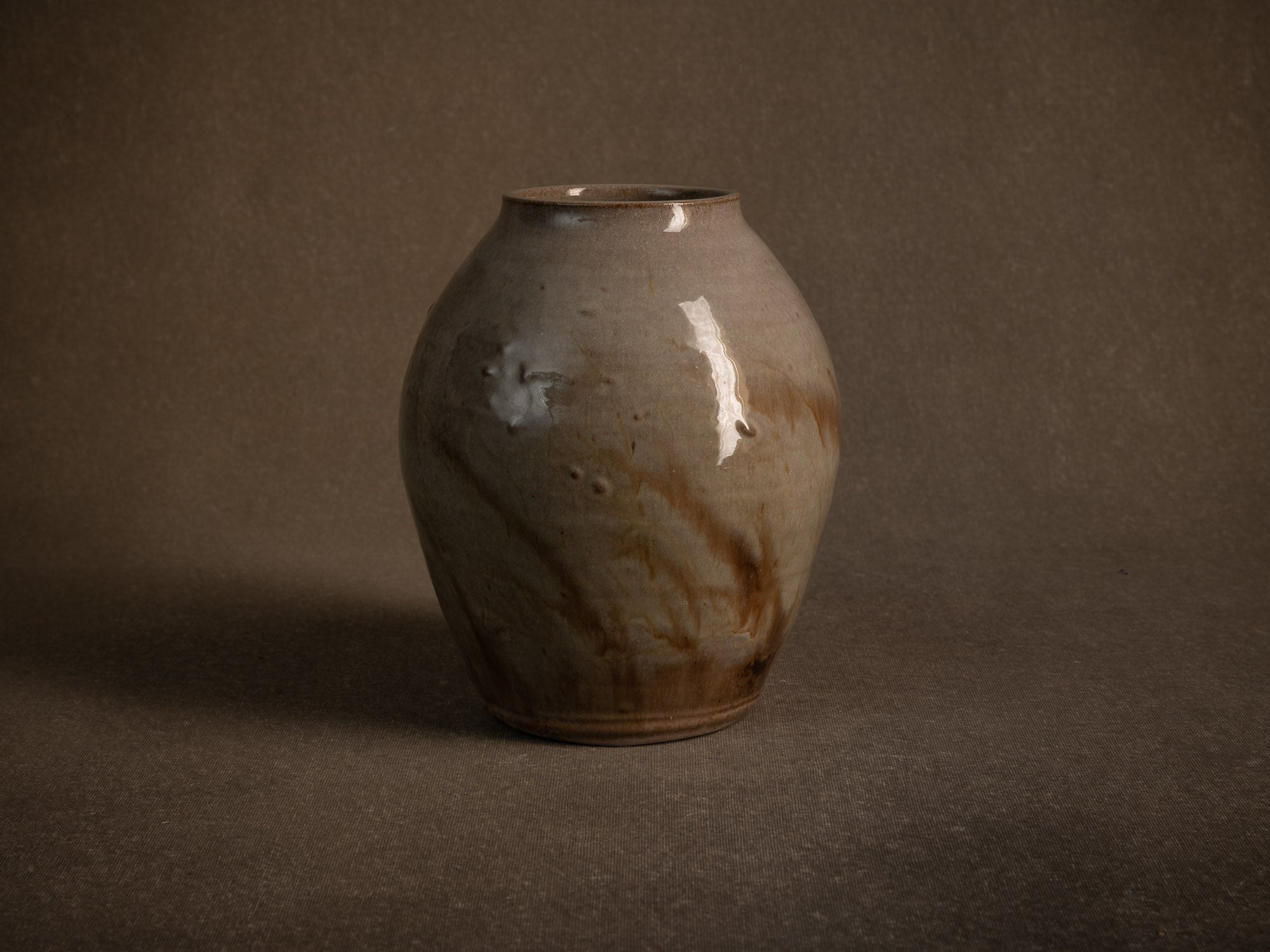 Vase Buncheong en grès à décor de graminées (Vers 1980)..Buncheong style stoneware vase with grass decoration, France (Circa 1980)
