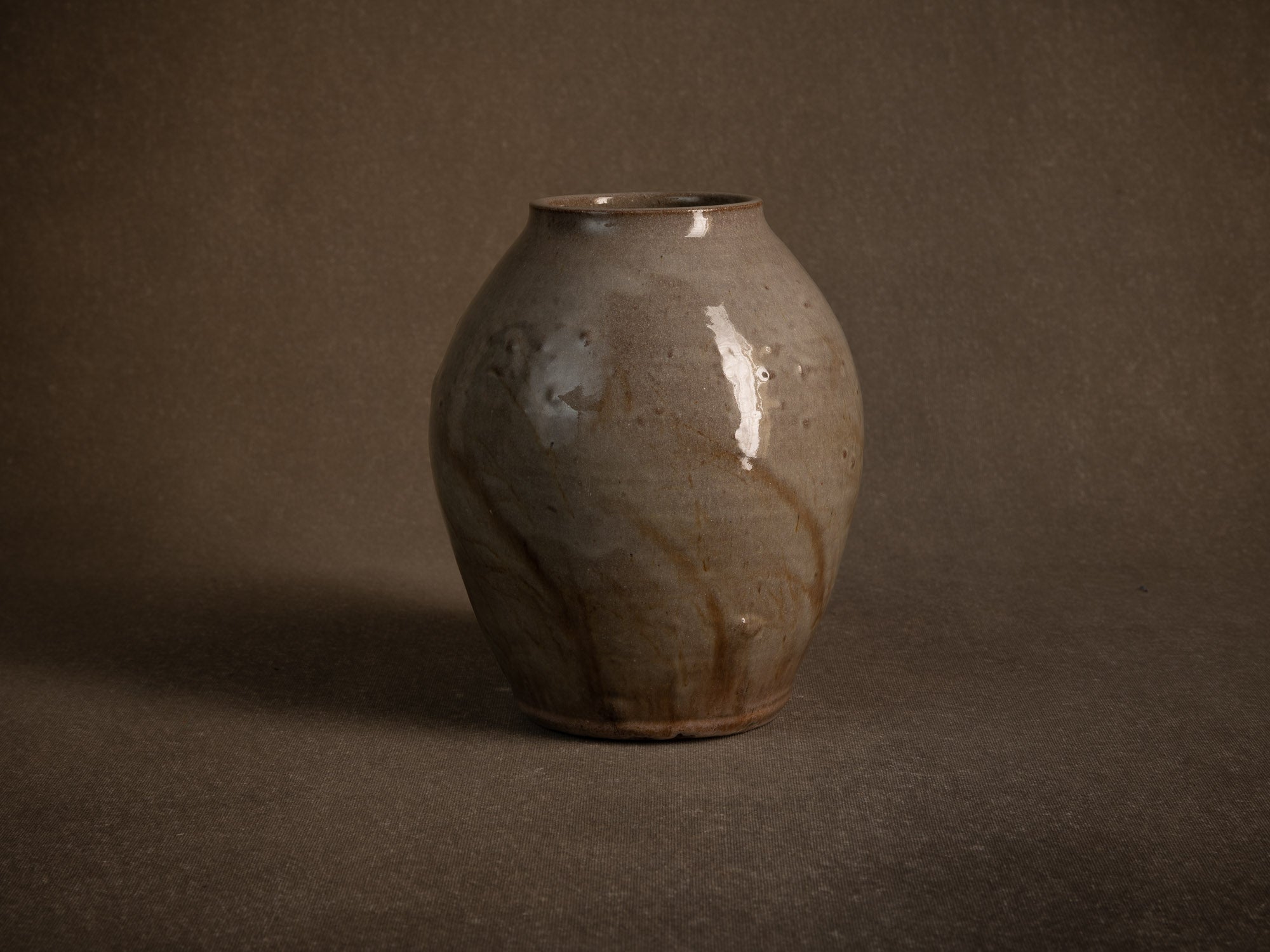 Vase Buncheong en grès à décor de graminées (Vers 1980)..Buncheong style stoneware vase with grass decoration, France (Circa 1980)