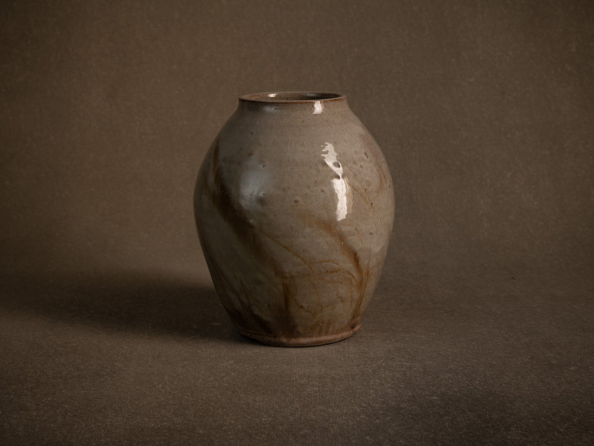 Vase Buncheong en grès à décor de graminées (Vers 1980)..Buncheong style stoneware vase with grass decoration, France (Circa 1980)