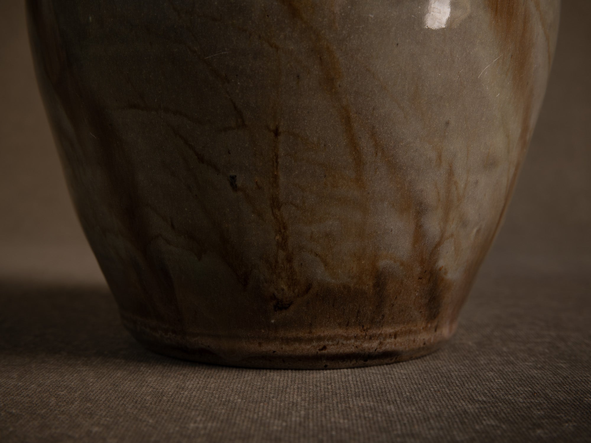 Vase Buncheong en grès à décor de graminées (Vers 1980)..Buncheong style stoneware vase with grass decoration, France (Circa 1980)
