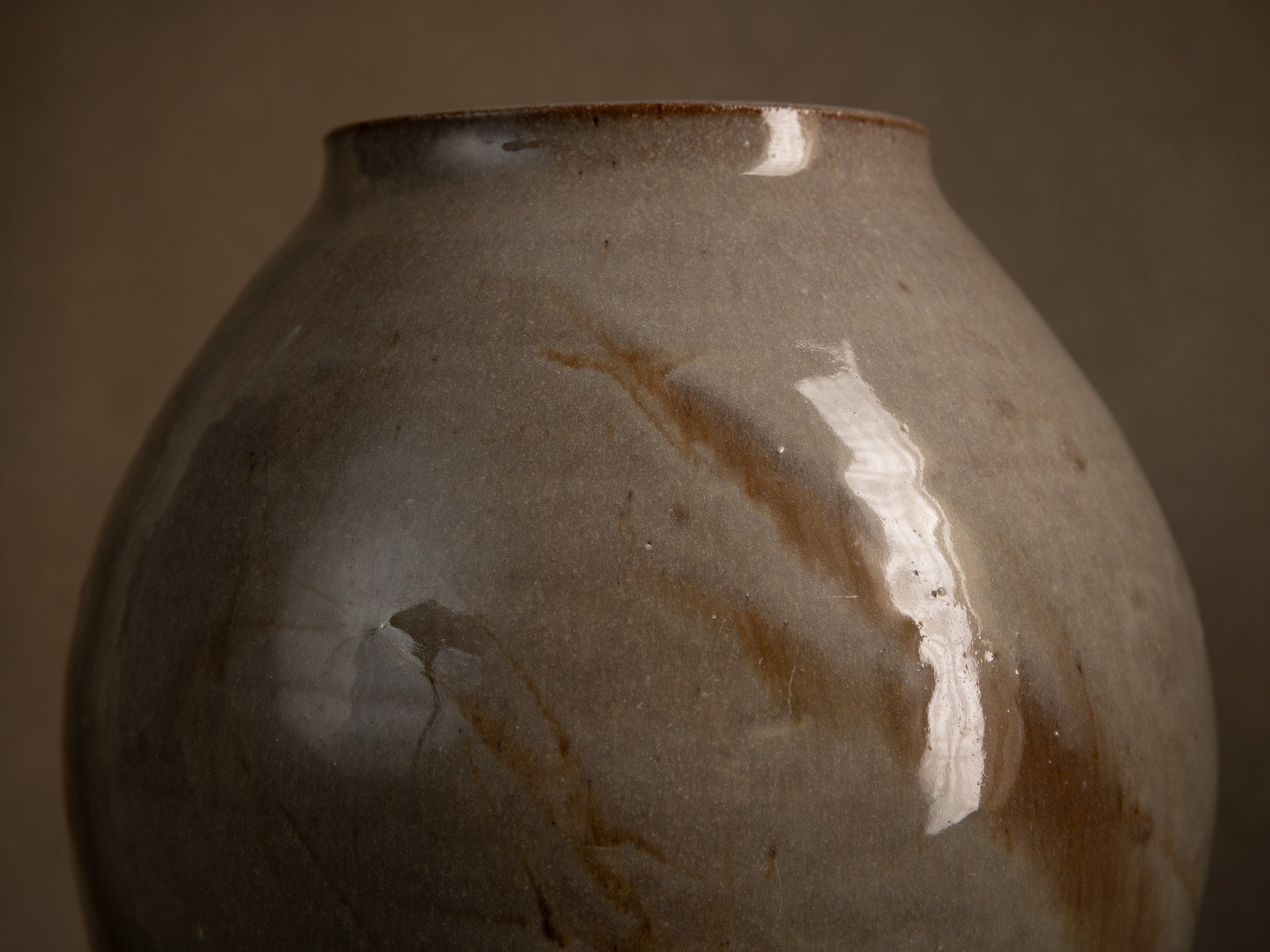 Vase Buncheong en grès à décor de graminées (Vers 1980)..Buncheong style stoneware vase with grass decoration, France (Circa 1980)