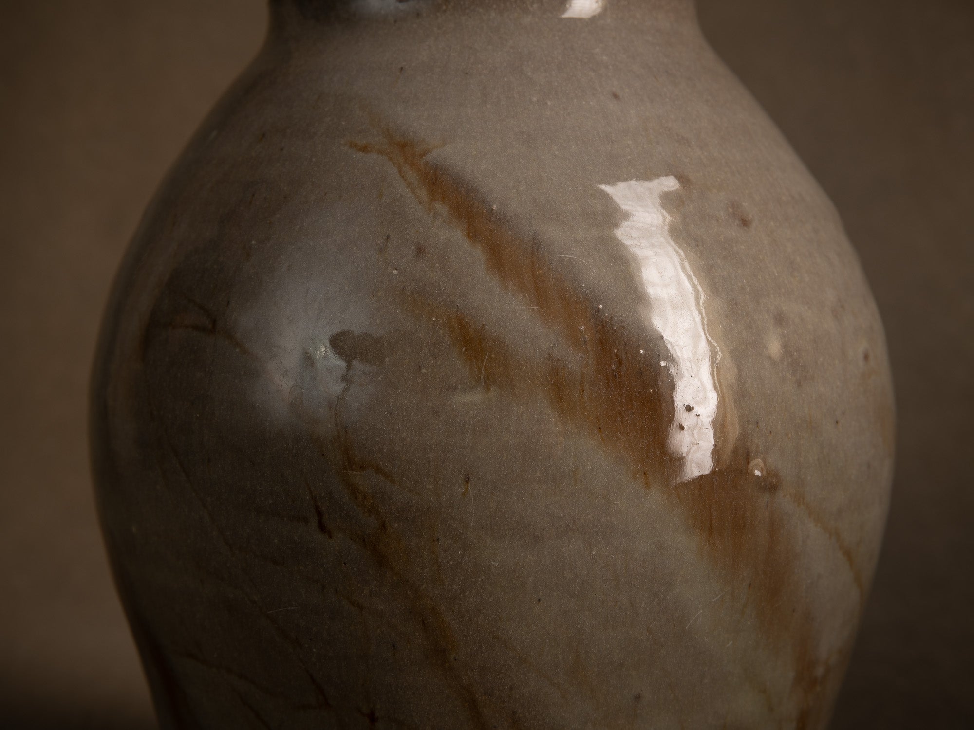 Vase Buncheong en grès à décor de graminées (Vers 1980)..Buncheong style stoneware vase with grass decoration, France (Circa 1980)