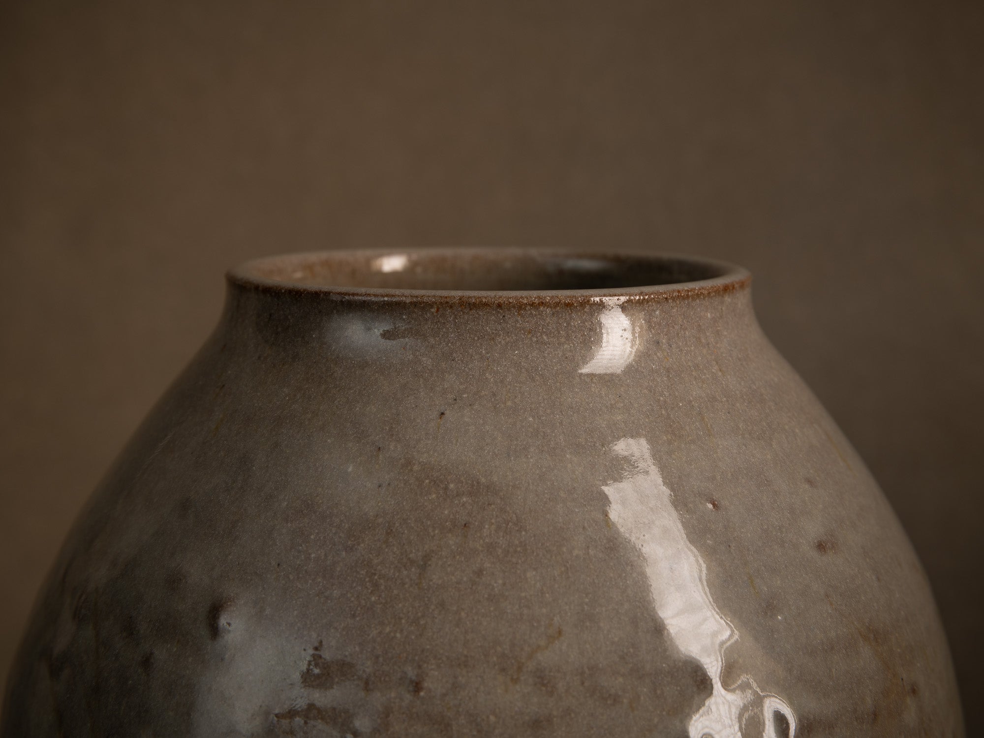 Vase Buncheong en grès à décor de graminées (Vers 1980)..Buncheong style stoneware vase with grass decoration, France (Circa 1980)