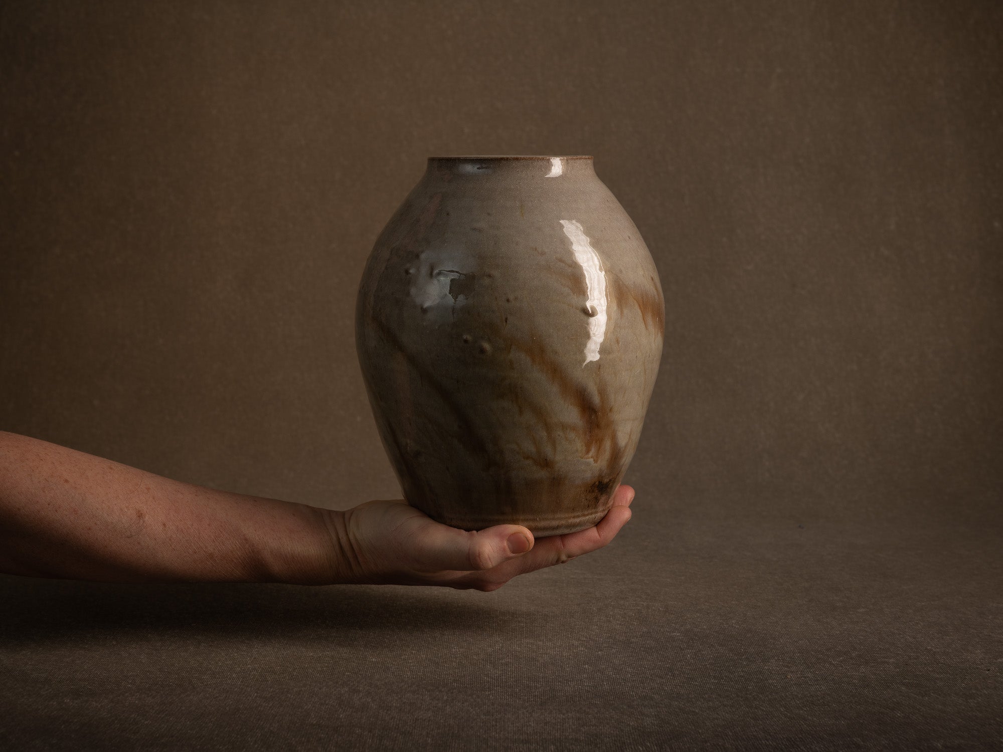 Vase Buncheong en grès à décor de graminées (Vers 1980)..Buncheong style stoneware vase with grass decoration, France (Circa 1980)