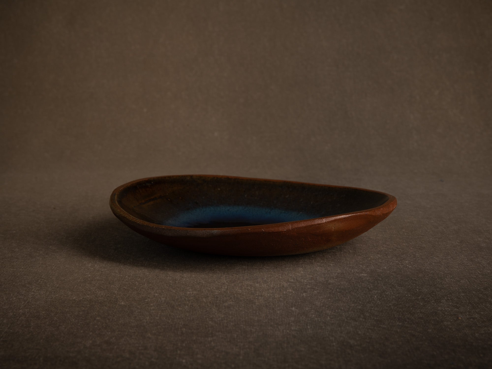 Coupe en grès de Puisaye à décor bleu lacustre, France (Vers 1975)..Puisaye Stoneware bowl with blue decoration, France (Circa 1975)