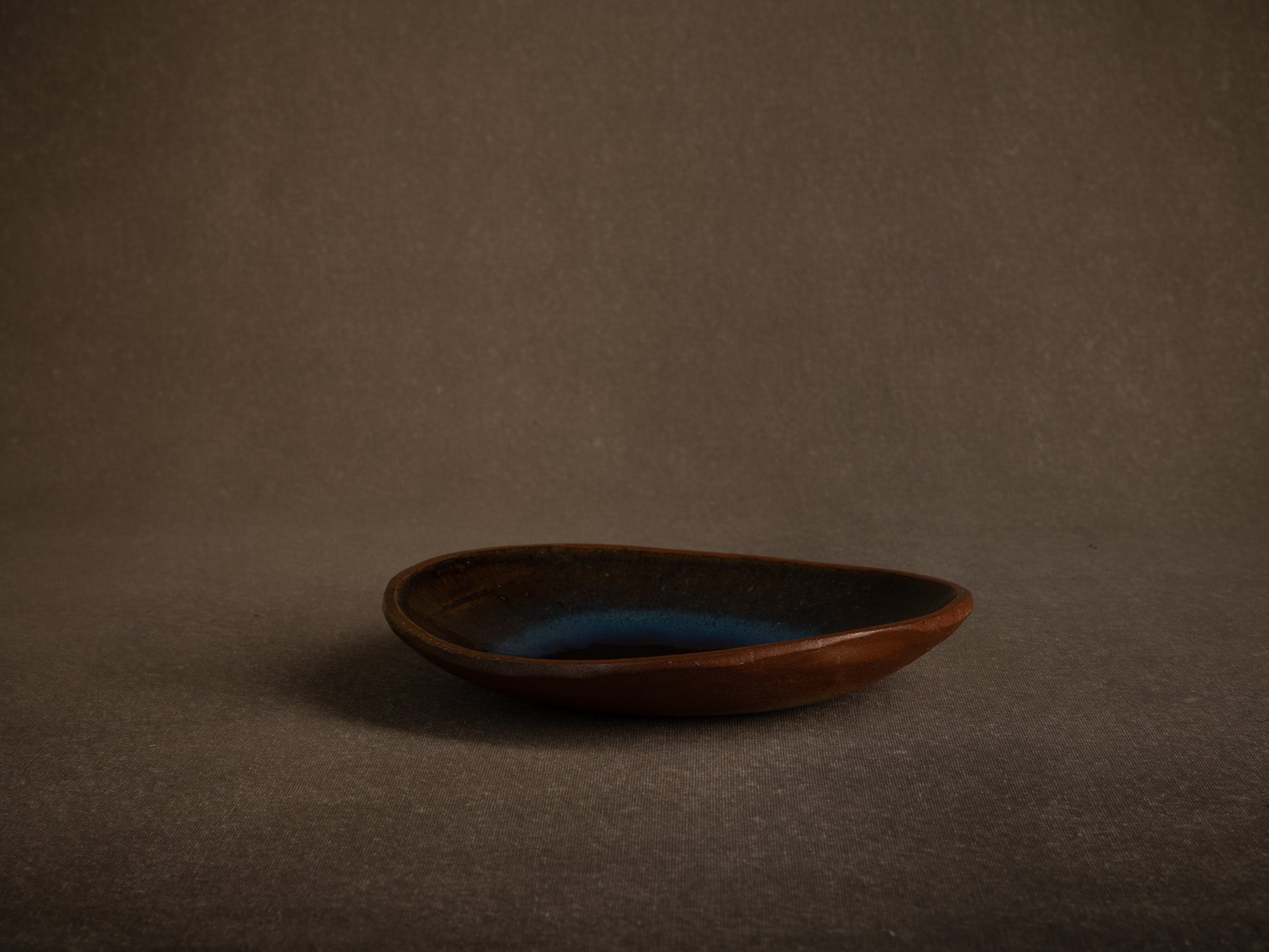 Coupe en grès de Puisaye à décor bleu lacustre, France (Vers 1975)..Puisaye Stoneware bowl with blue decoration, France (Circa 1975)