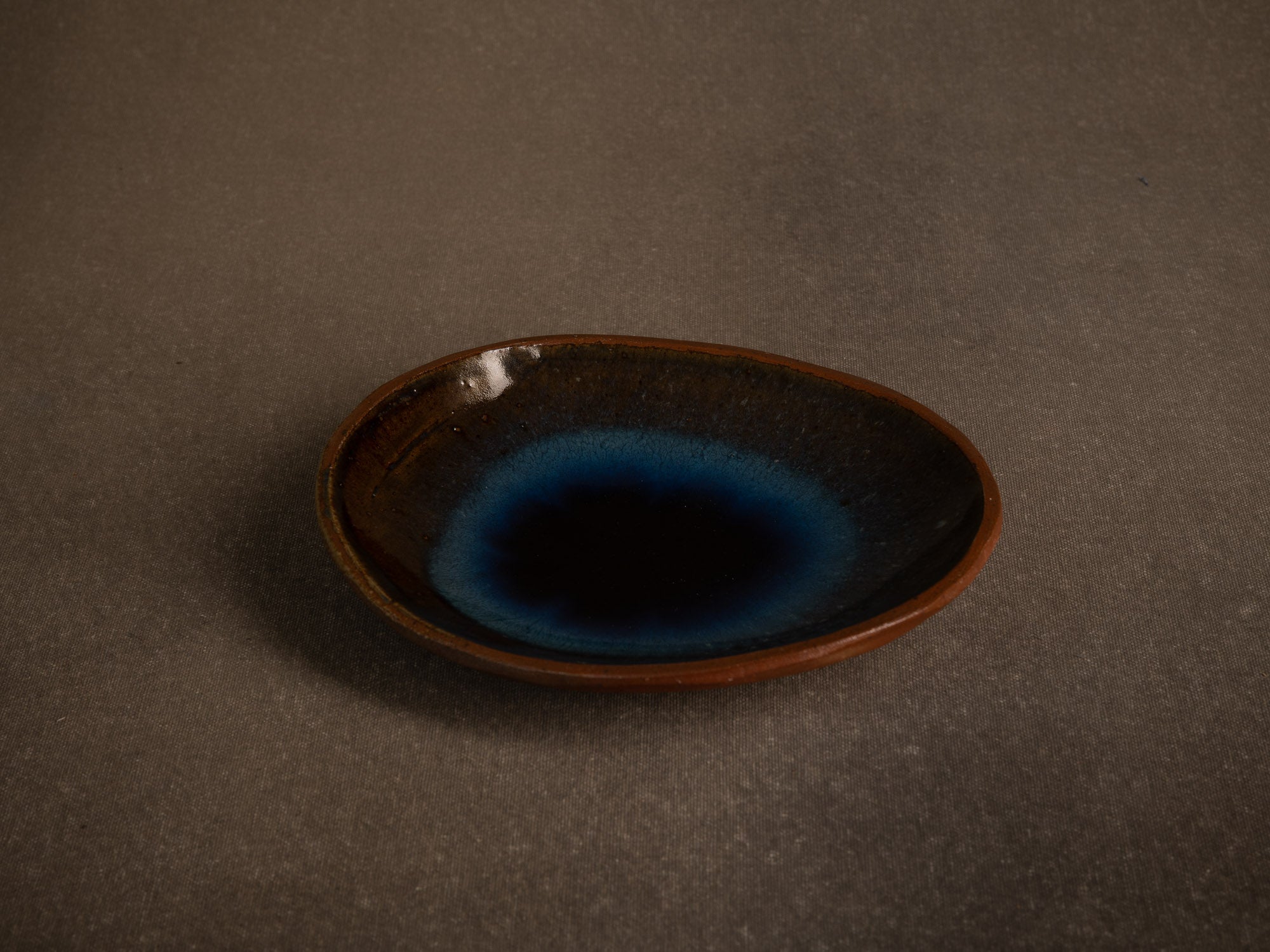 Coupe en grès de Puisaye à décor bleu lacustre, France (Vers 1975)..Puisaye Stoneware bowl with blue decoration, France (Circa 1975)