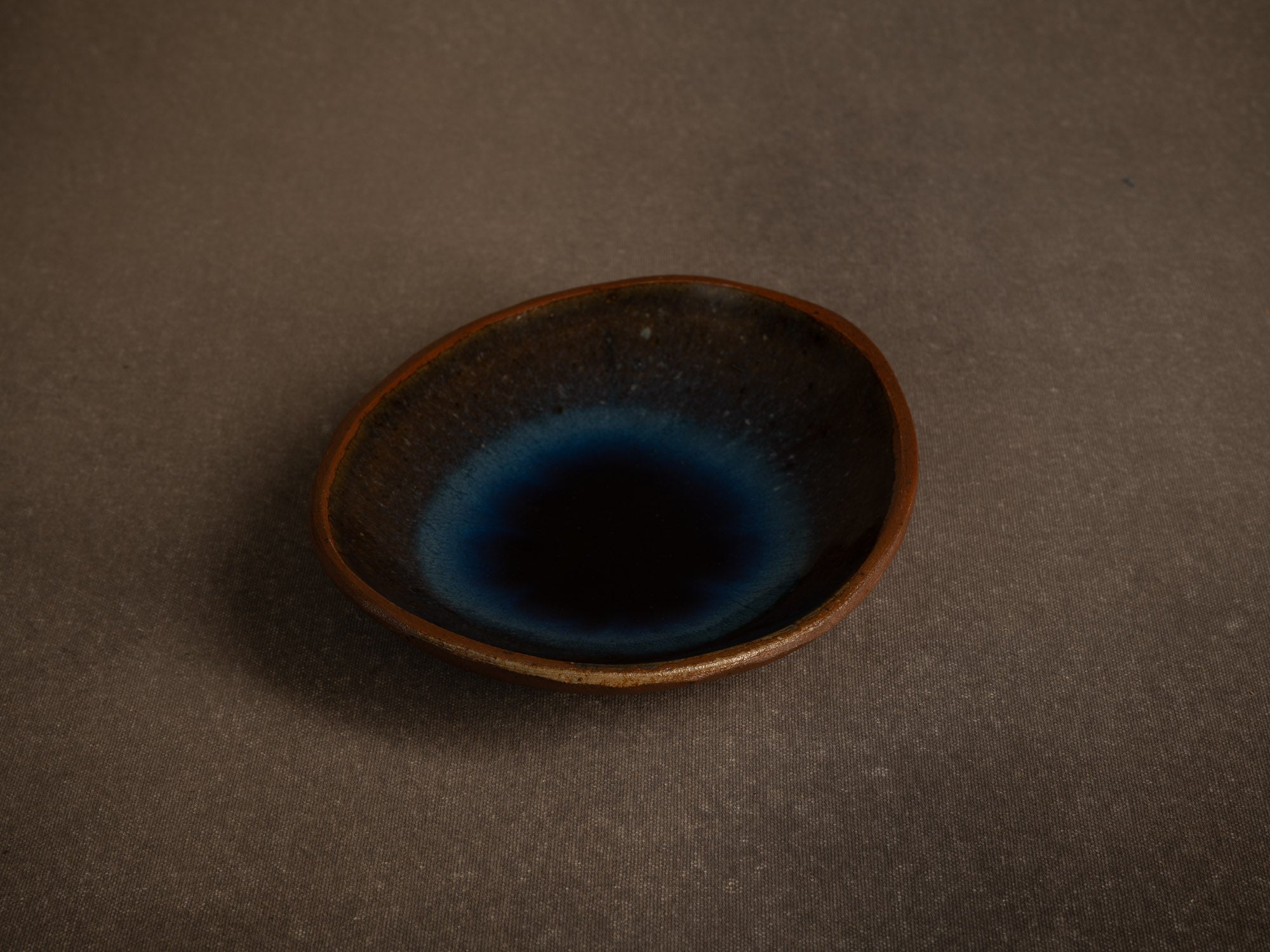 Coupe en grès de Puisaye à décor bleu lacustre, France (Vers 1975)..Puisaye Stoneware bowl with blue decoration, France (Circa 1975)