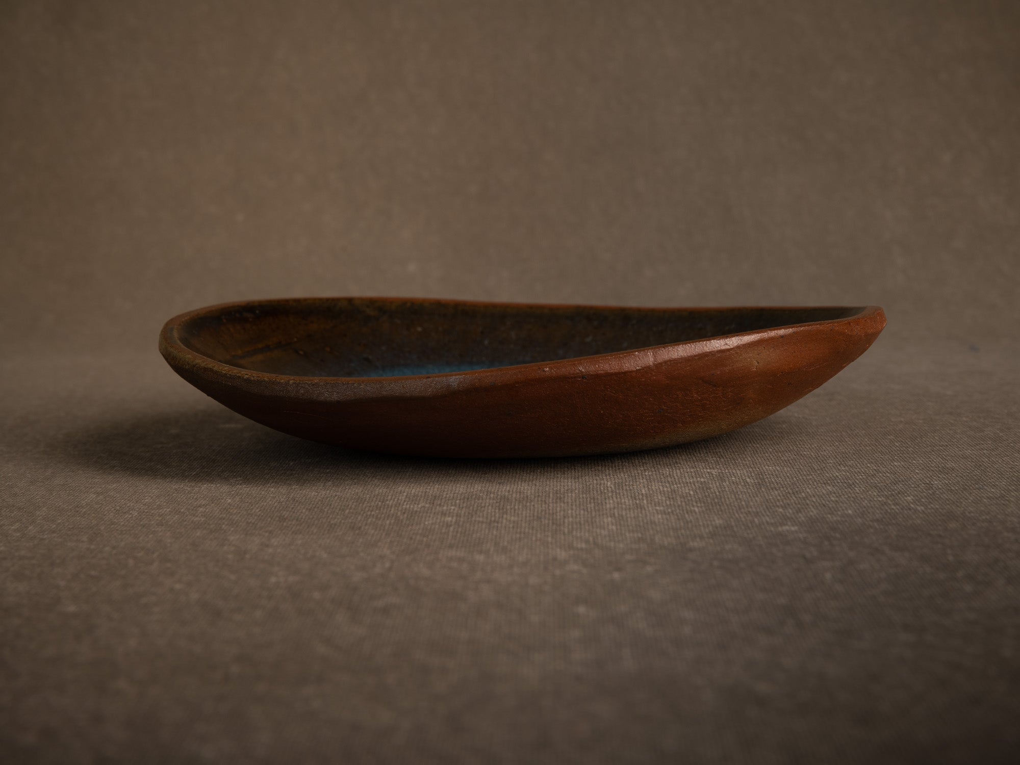 Coupe en grès de Puisaye à décor bleu lacustre, France (Vers 1975)..Puisaye Stoneware bowl with blue decoration, France (Circa 1975)