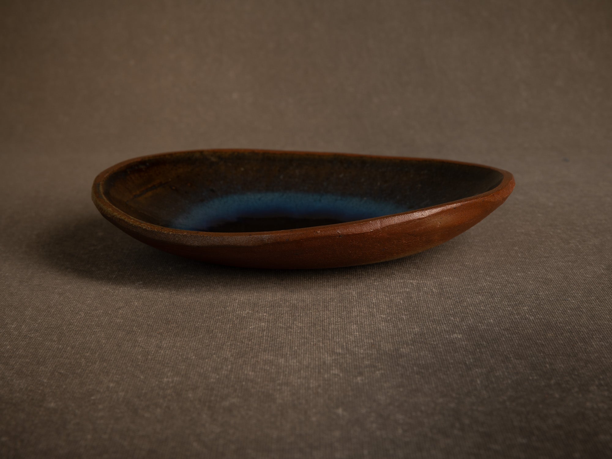 Coupe en grès de Puisaye à décor bleu lacustre, France (Vers 1975)..Puisaye Stoneware bowl with blue decoration, France (Circa 1975)
