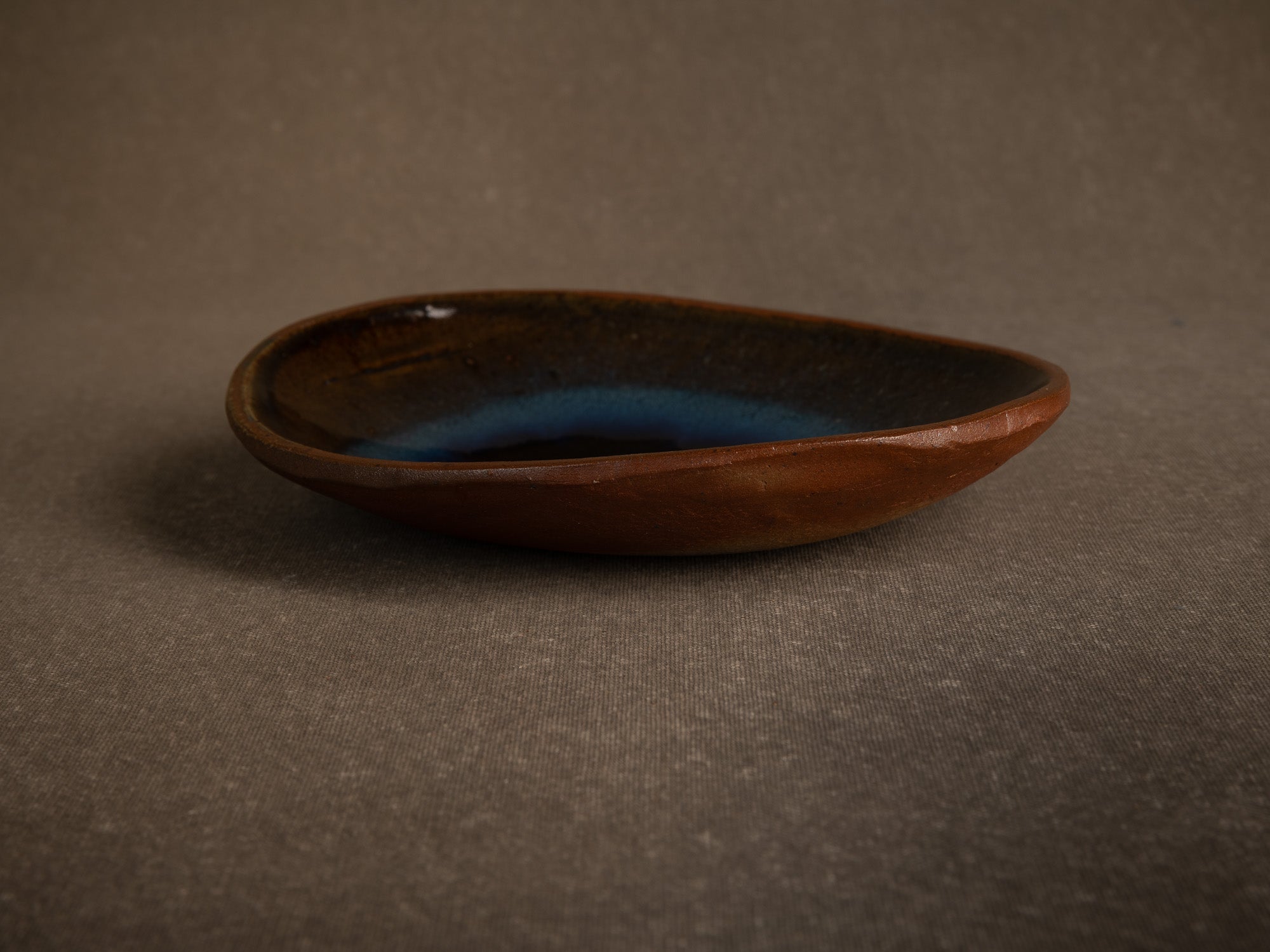 Coupe en grès de Puisaye à décor bleu lacustre, France (Vers 1975)..Puisaye Stoneware bowl with blue decoration, France (Circa 1975)