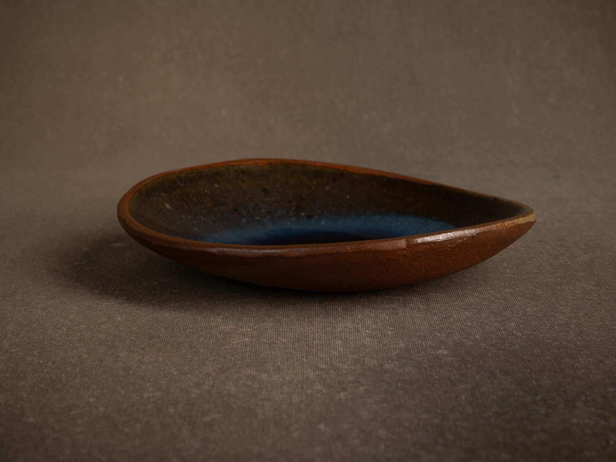 Coupe en grès de Puisaye à décor bleu lacustre, France (Vers 1975)..Puisaye Stoneware bowl with blue decoration, France (Circa 1975)