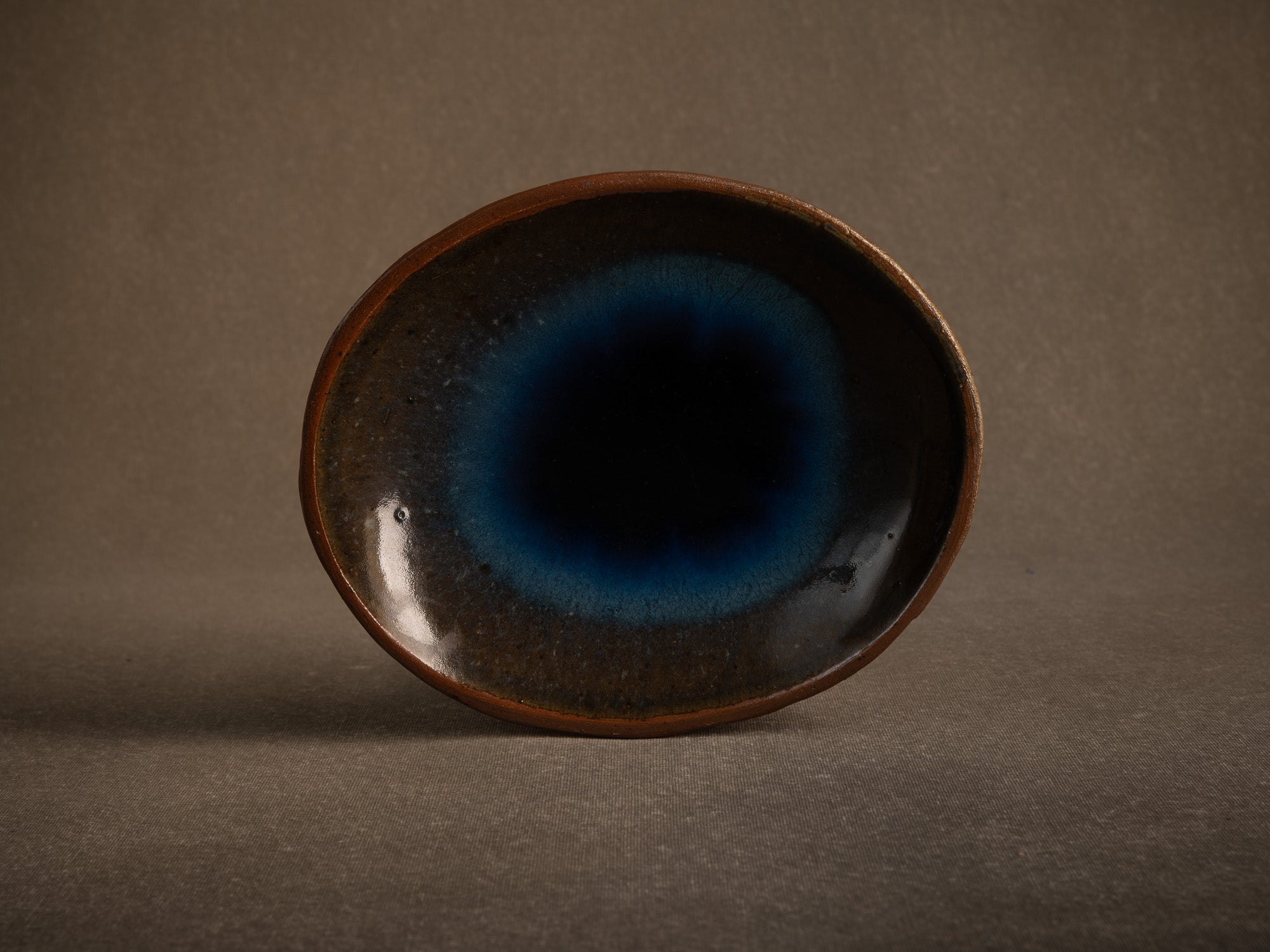 Coupe en grès de Puisaye à décor bleu lacustre, France (Vers 1975)..Puisaye Stoneware bowl with blue decoration, France (Circa 1975)