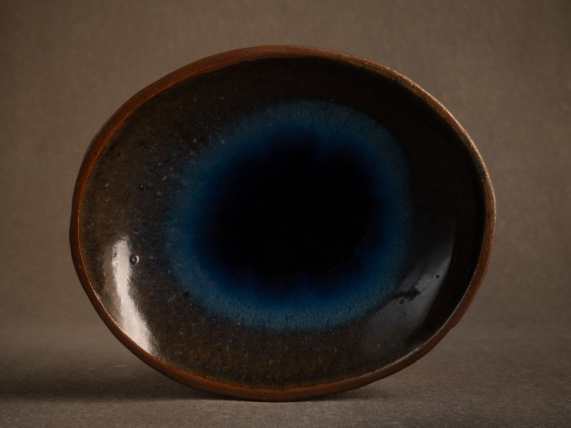 Coupe en grès de Puisaye à décor bleu lacustre, France (Vers 1975)..Puisaye Stoneware bowl with blue decoration, France (Circa 1975)