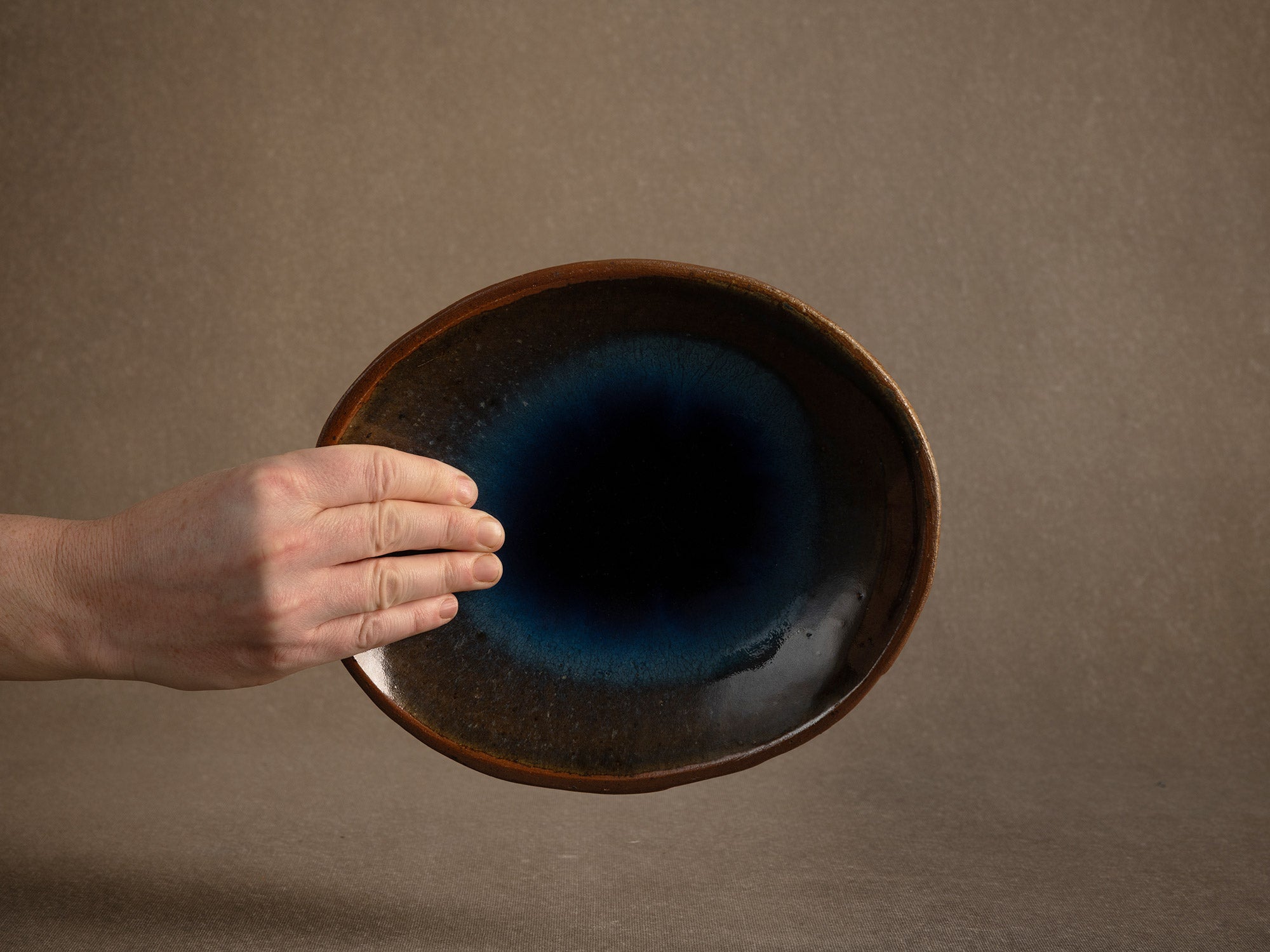 Coupe en grès de Puisaye à décor bleu lacustre, France (Vers 1975)..Puisaye Stoneware bowl with blue decoration, France (Circa 1975)