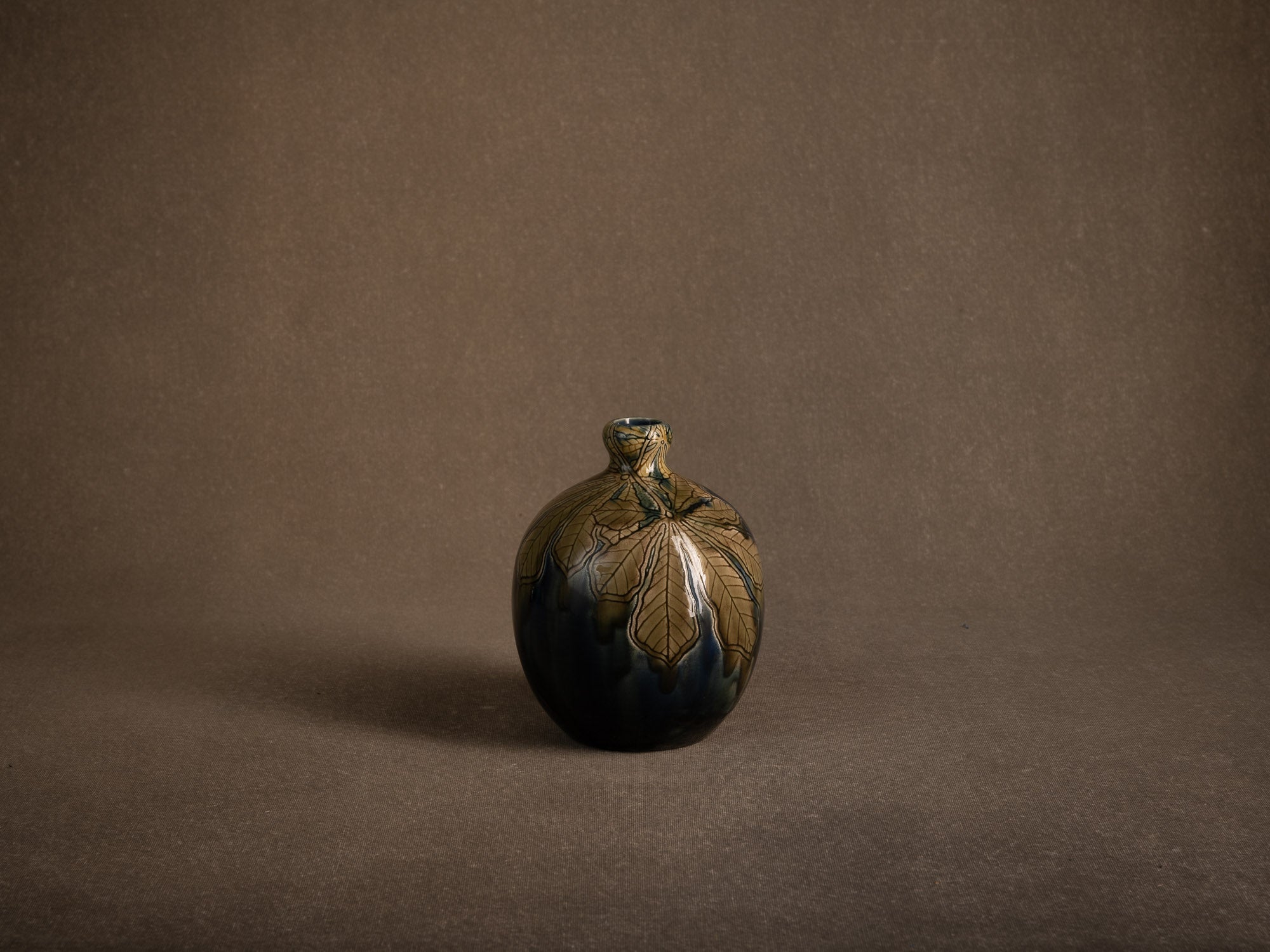 Remarquable vase de Gazo Foudji pour Hippolyte Boulenger Choisy-le-Roi, France (Vers 1890)..Remarkable vase by Gazo Foudji for Hippolyte Boulenger Choisy-le-Roi, France (ca. 1890)