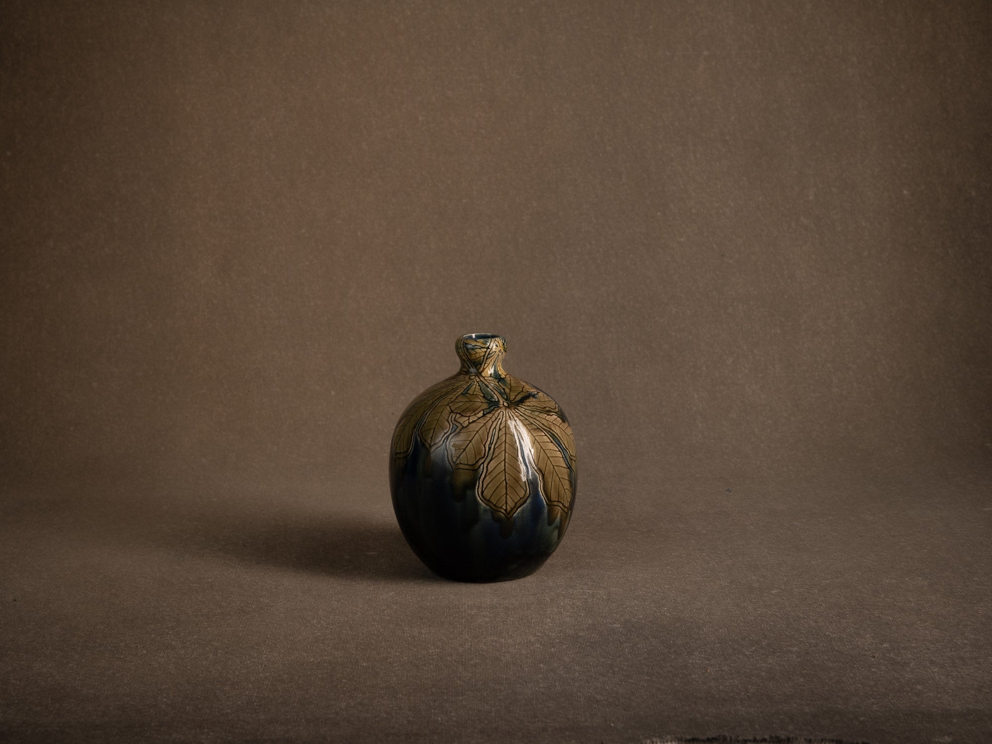 Remarquable vase de Gazo Foudji pour Hippolyte Boulenger Choisy-le-Roi, France (Vers 1890)..Remarkable vase by Gazo Foudji for Hippolyte Boulenger Choisy-le-Roi, France (ca. 1890)