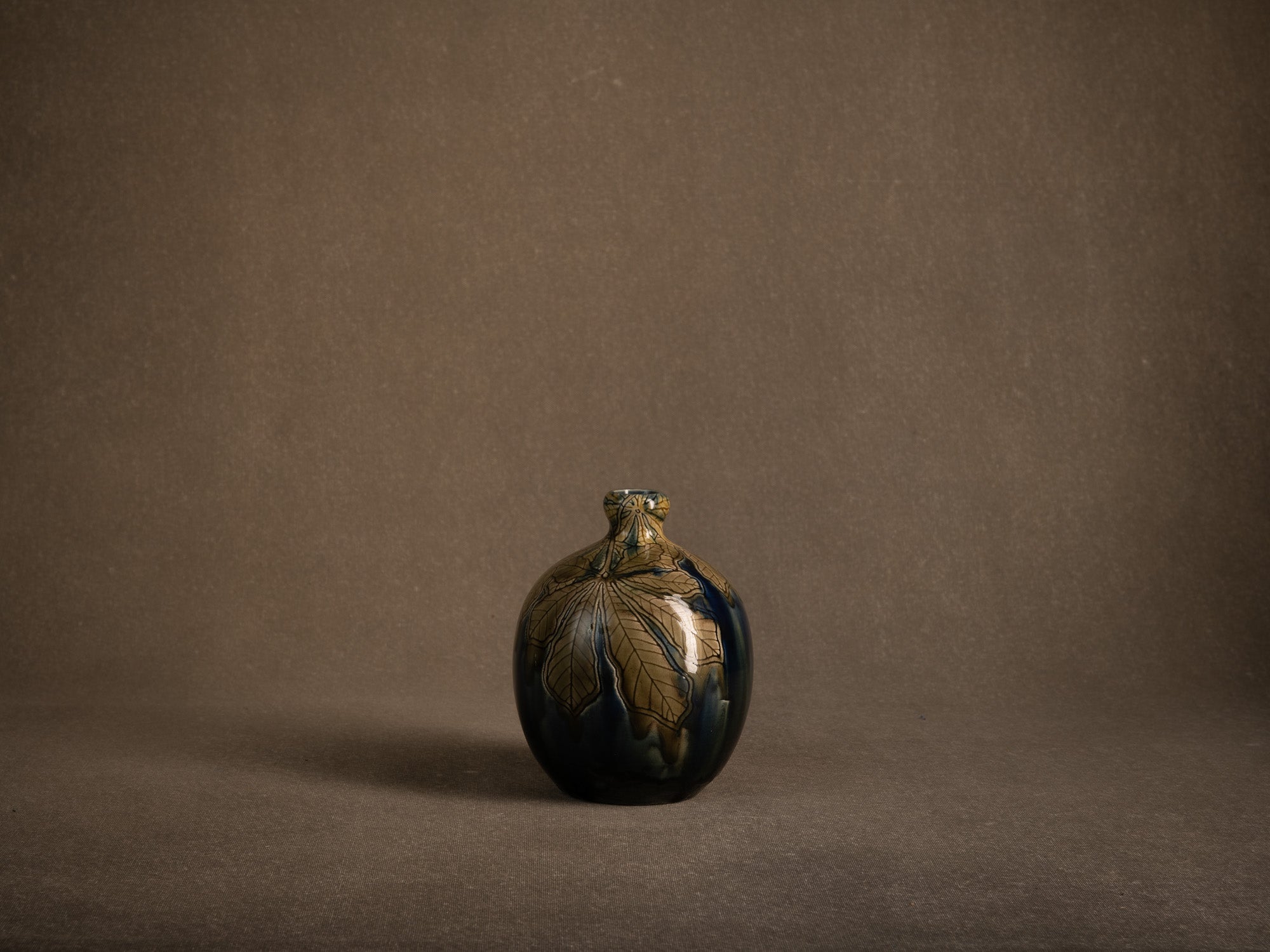 Remarquable vase de Gazo Foudji pour Hippolyte Boulenger Choisy-le-Roi, France (Vers 1890)..Remarkable vase by Gazo Foudji for Hippolyte Boulenger Choisy-le-Roi, France (ca. 1890)