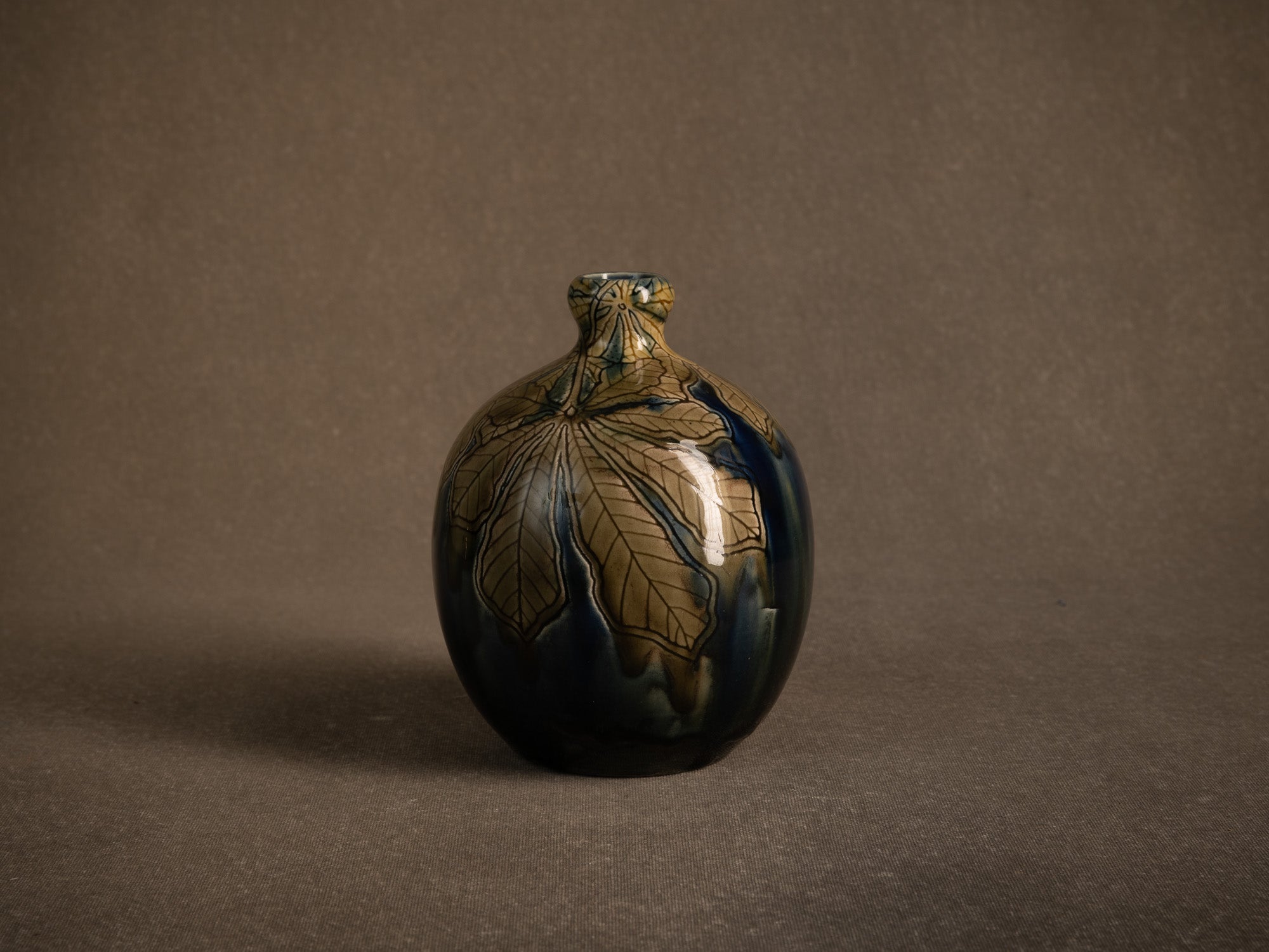 Remarquable vase de Gazo Foudji pour Hippolyte Boulenger Choisy-le-Roi, France (Vers 1890)..Remarkable vase by Gazo Foudji for Hippolyte Boulenger Choisy-le-Roi, France (ca. 1890)