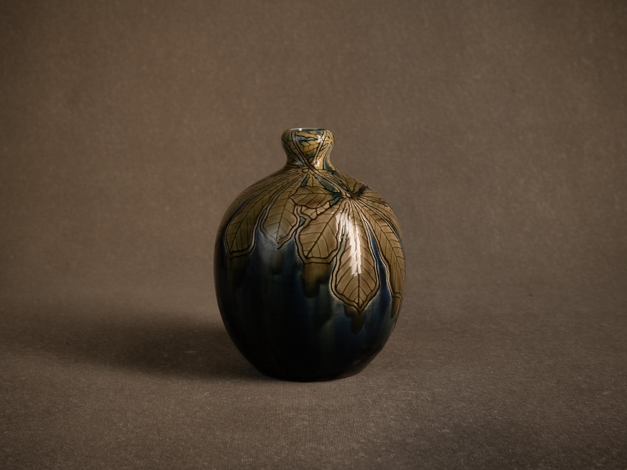 Remarquable vase de Gazo Foudji pour Hippolyte Boulenger Choisy-le-Roi, France (Vers 1890)..Remarkable vase by Gazo Foudji for Hippolyte Boulenger Choisy-le-Roi, France (ca. 1890)
