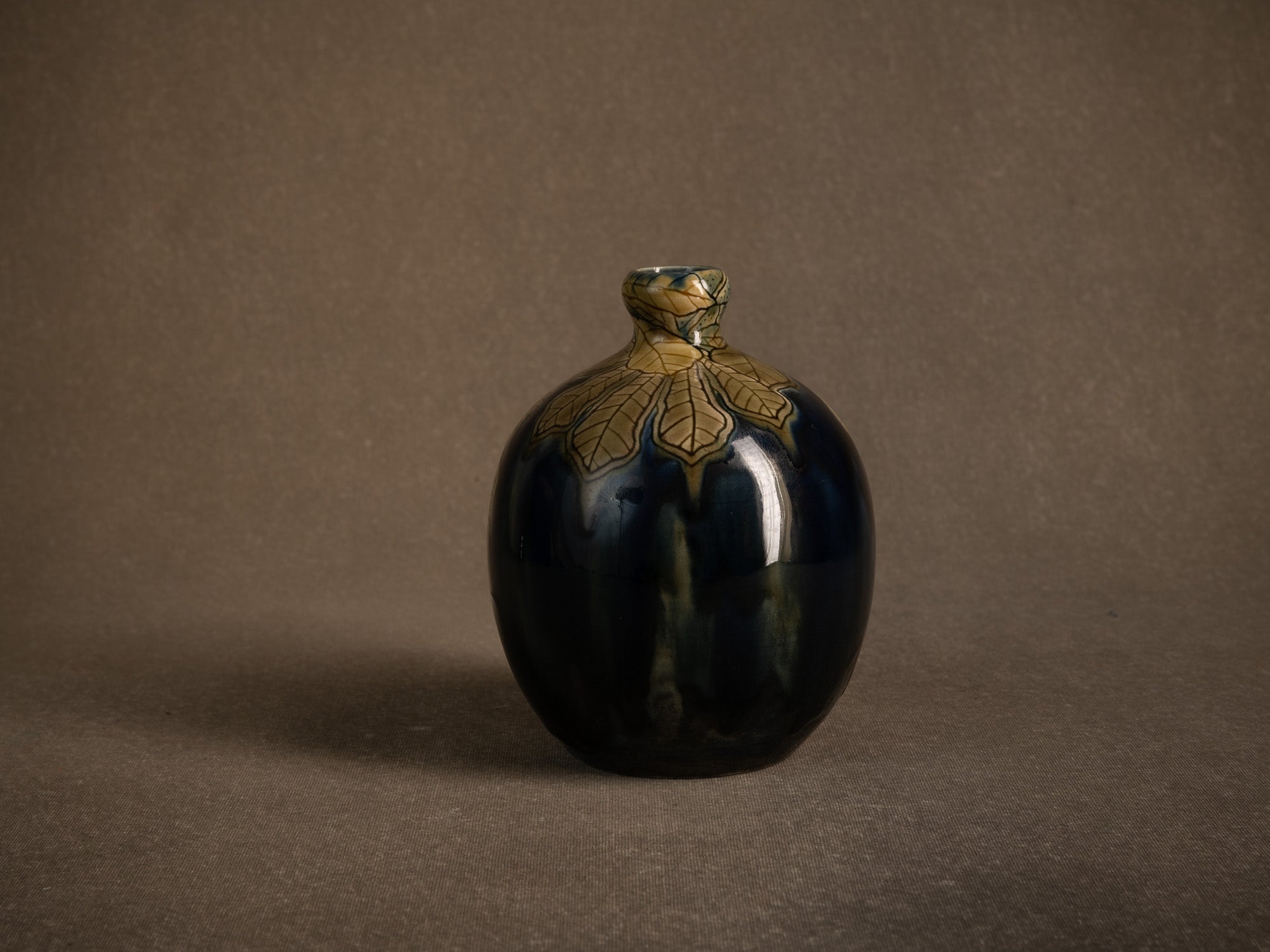 Remarquable vase de Gazo Foudji pour Hippolyte Boulenger Choisy-le-Roi, France (Vers 1890)..Remarkable vase by Gazo Foudji for Hippolyte Boulenger Choisy-le-Roi, France (ca. 1890)