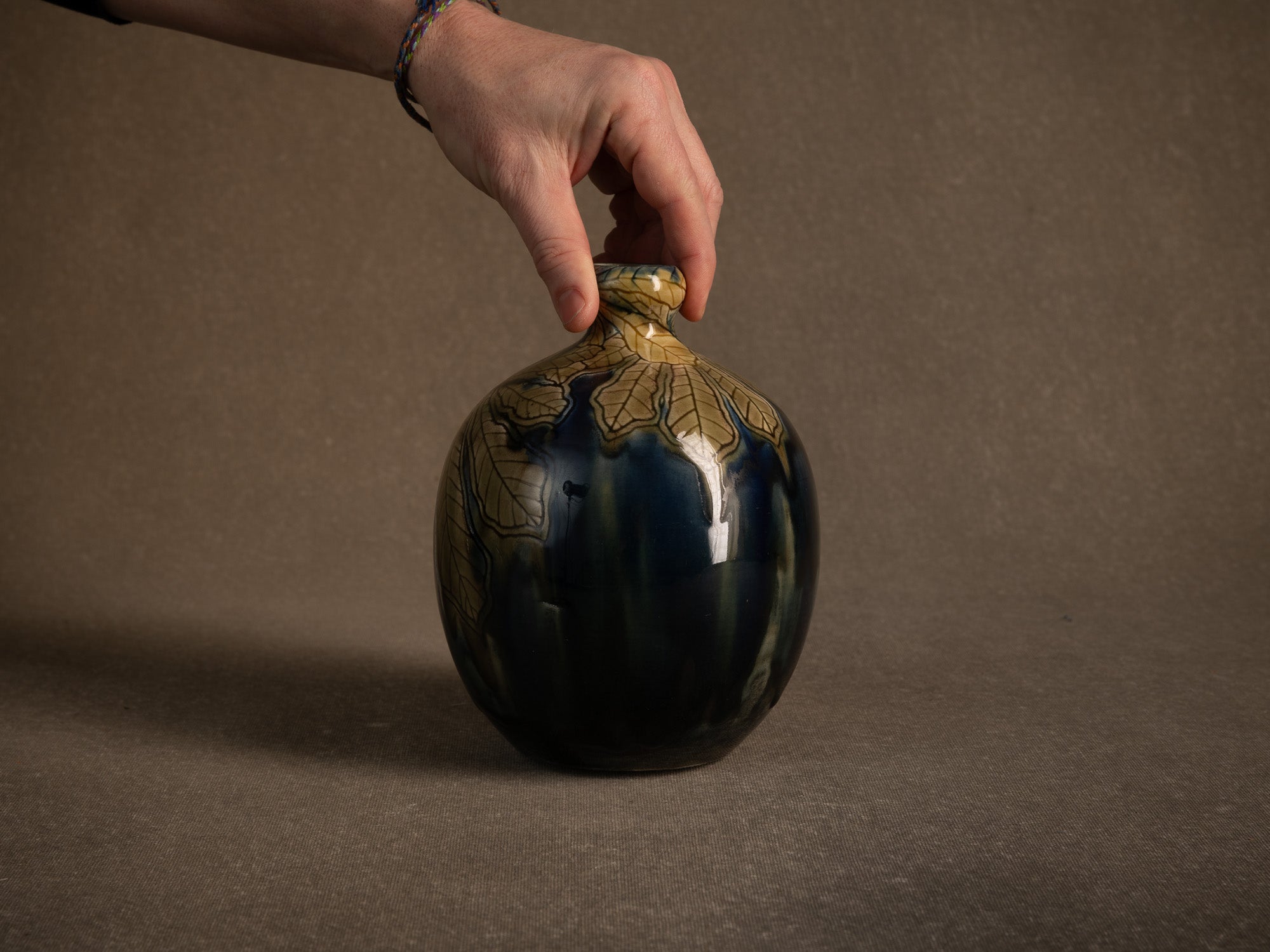 Remarquable vase de Gazo Foudji pour Hippolyte Boulenger Choisy-le-Roi, France (Vers 1890)..Remarkable vase by Gazo Foudji for Hippolyte Boulenger Choisy-le-Roi, France (ca. 1890)