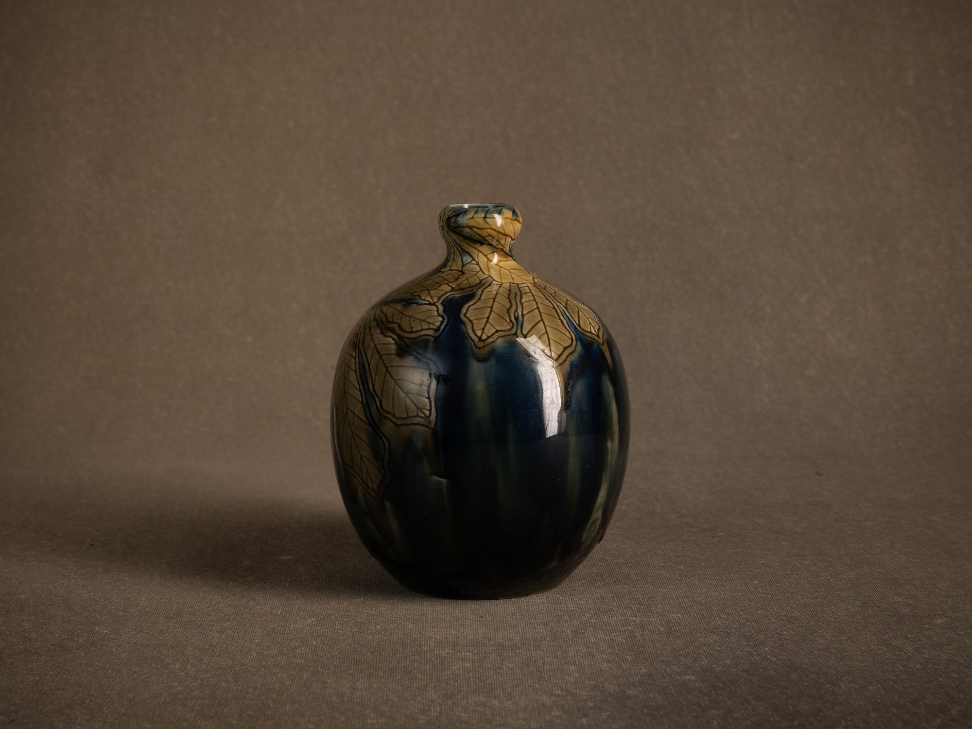 Remarquable vase de Gazo Foudji pour Hippolyte Boulenger Choisy-le-Roi, France (Vers 1890)..Remarkable vase by Gazo Foudji for Hippolyte Boulenger Choisy-le-Roi, France (ca. 1890)