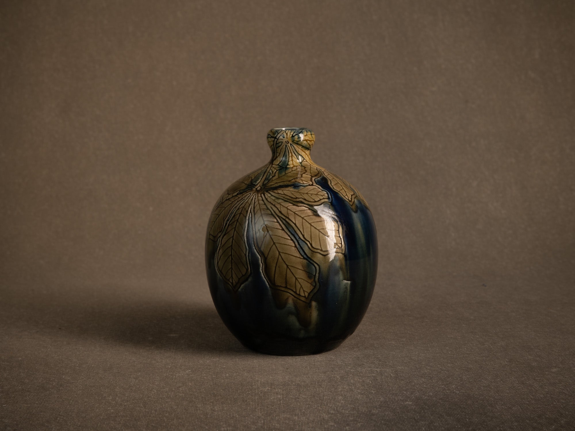 Remarquable vase de Gazo Foudji pour Hippolyte Boulenger Choisy-le-Roi, France (Vers 1890)..Remarkable vase by Gazo Foudji for Hippolyte Boulenger Choisy-le-Roi, France (ca. 1890)