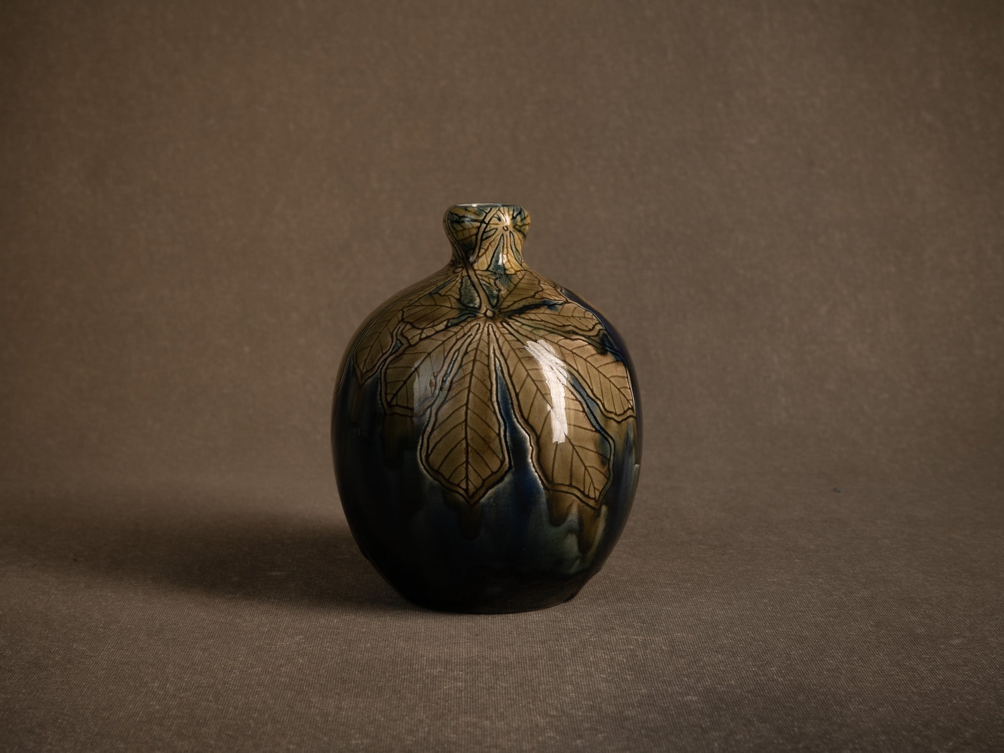Remarquable vase de Gazo Foudji pour Hippolyte Boulenger Choisy-le-Roi, France (Vers 1890)..Remarkable vase by Gazo Foudji for Hippolyte Boulenger Choisy-le-Roi, France (ca. 1890)