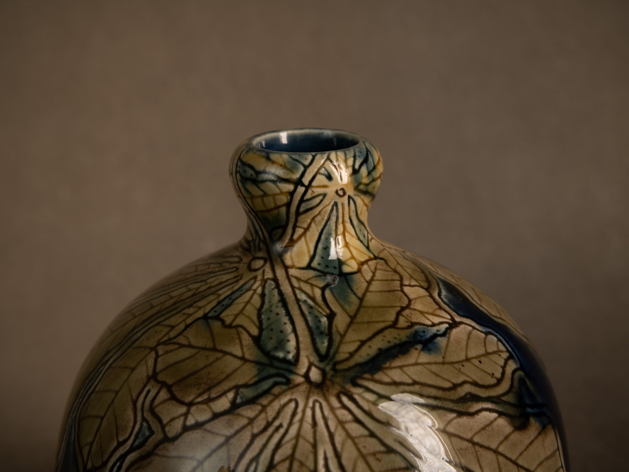 Remarquable vase de Gazo Foudji pour Hippolyte Boulenger Choisy-le-Roi, France (Vers 1890)..Remarkable vase by Gazo Foudji for Hippolyte Boulenger Choisy-le-Roi, France (ca. 1890)