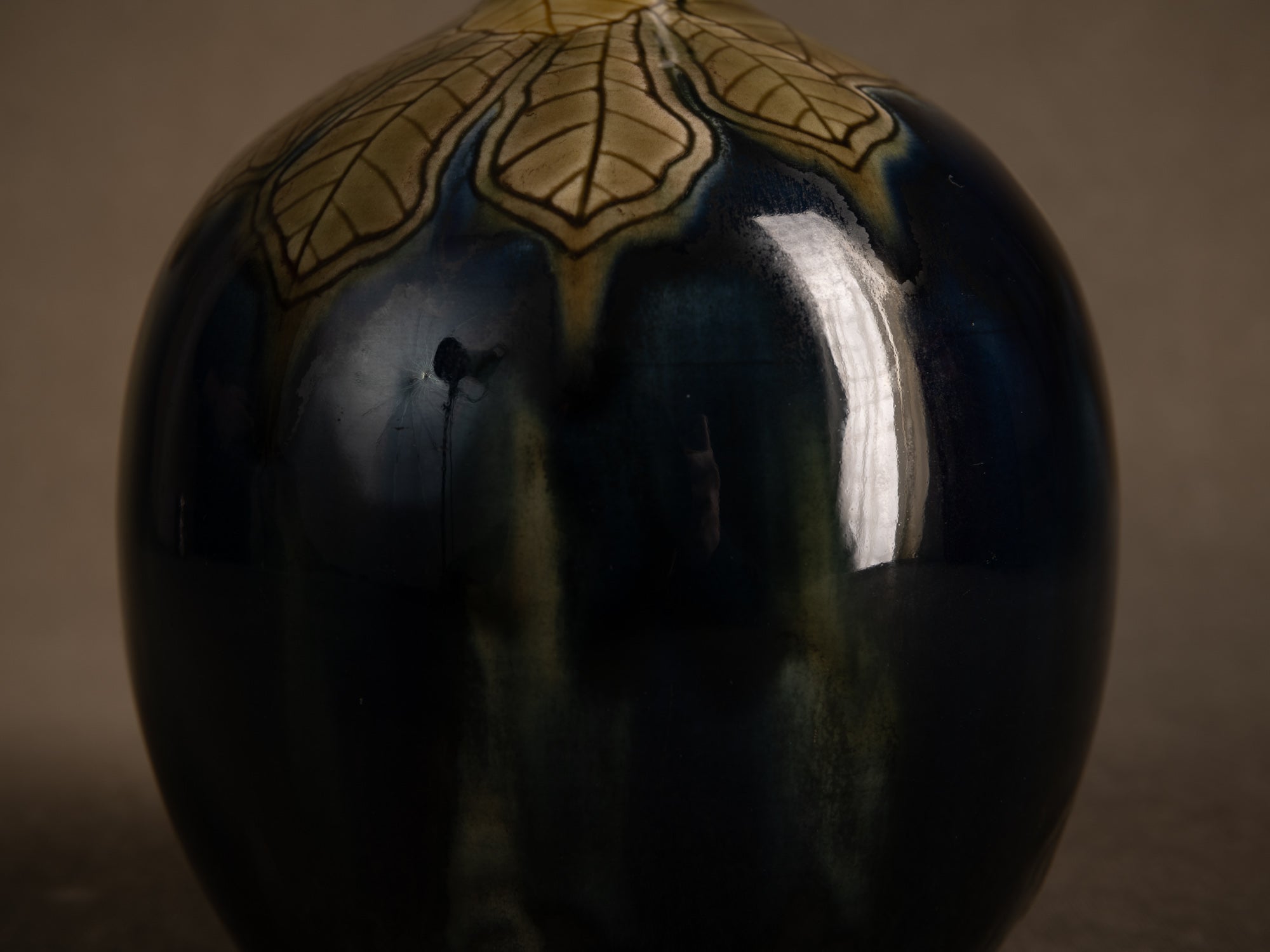 Remarquable vase de Gazo Foudji pour Hippolyte Boulenger Choisy-le-Roi, France (Vers 1890)..Remarkable vase by Gazo Foudji for Hippolyte Boulenger Choisy-le-Roi, France (ca. 1890)