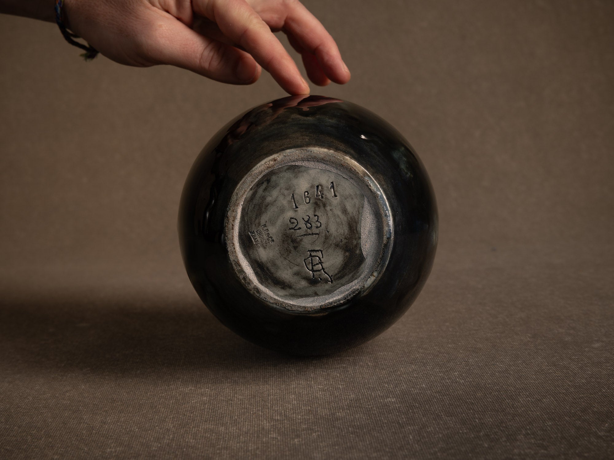 Remarquable vase de Gazo Foudji pour Hippolyte Boulenger Choisy-le-Roi, France (Vers 1890)..Remarkable vase by Gazo Foudji for Hippolyte Boulenger Choisy-le-Roi, France (ca. 1890)